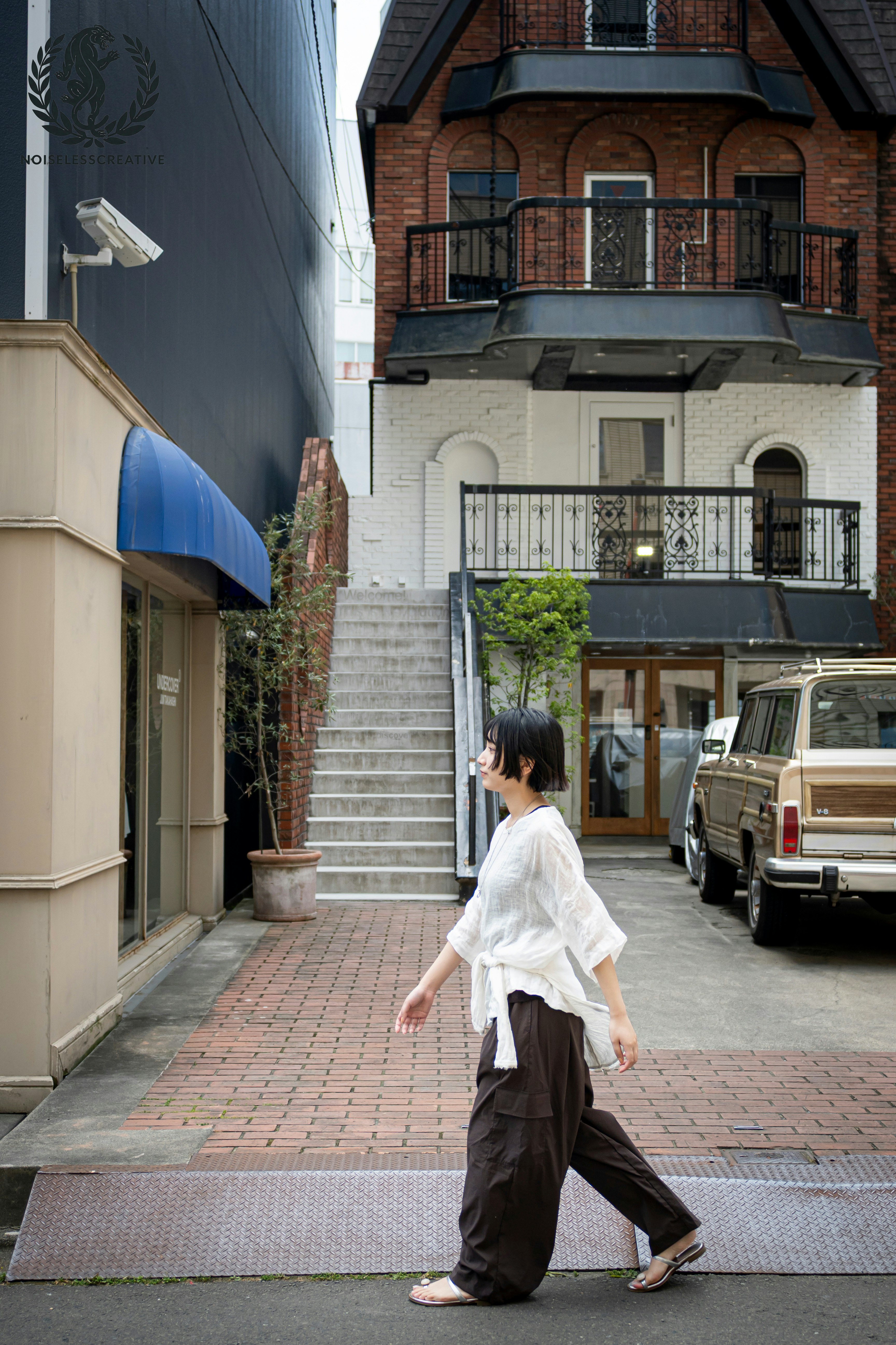 路地のレンガ建物と歩く人