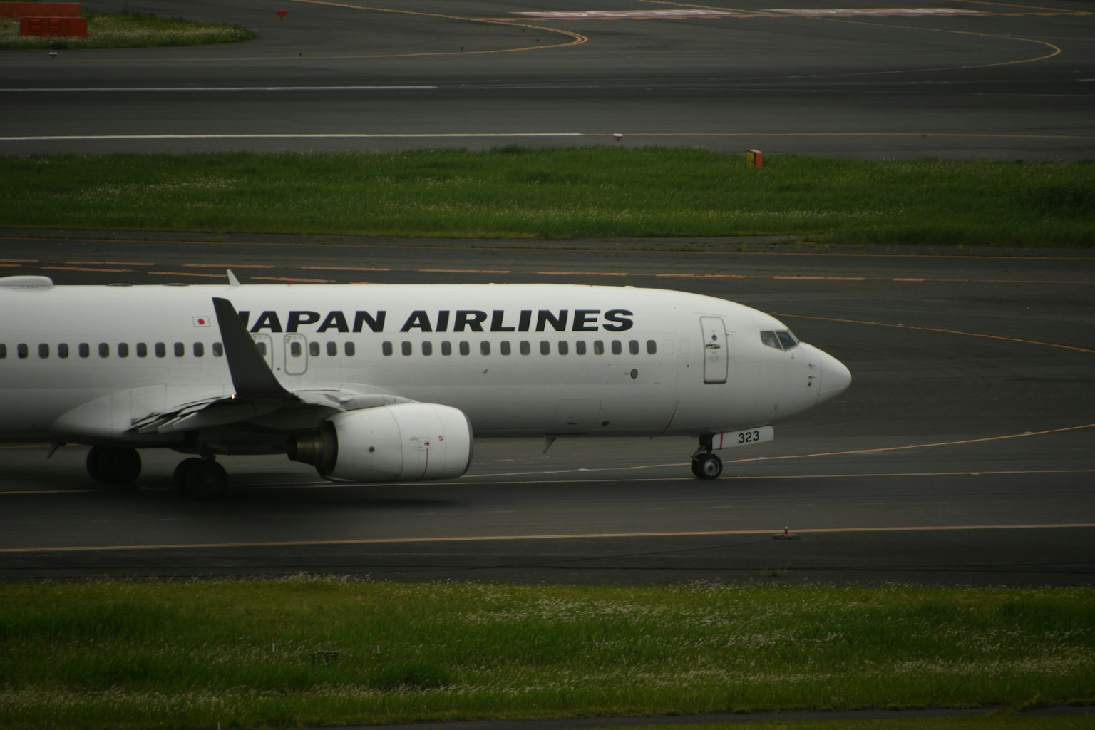 เครื่องบิน Japan Airlines กำลังแท็กซี่บนรันเวย์