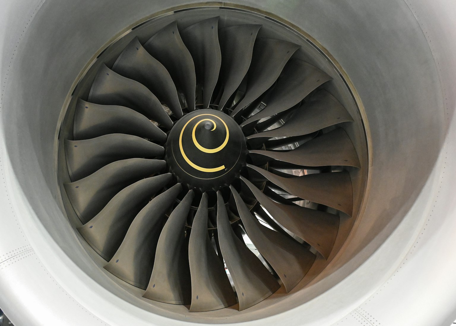 Detaillierte Ansicht der Turbinenblätter eines Flugzeugtriebwerks