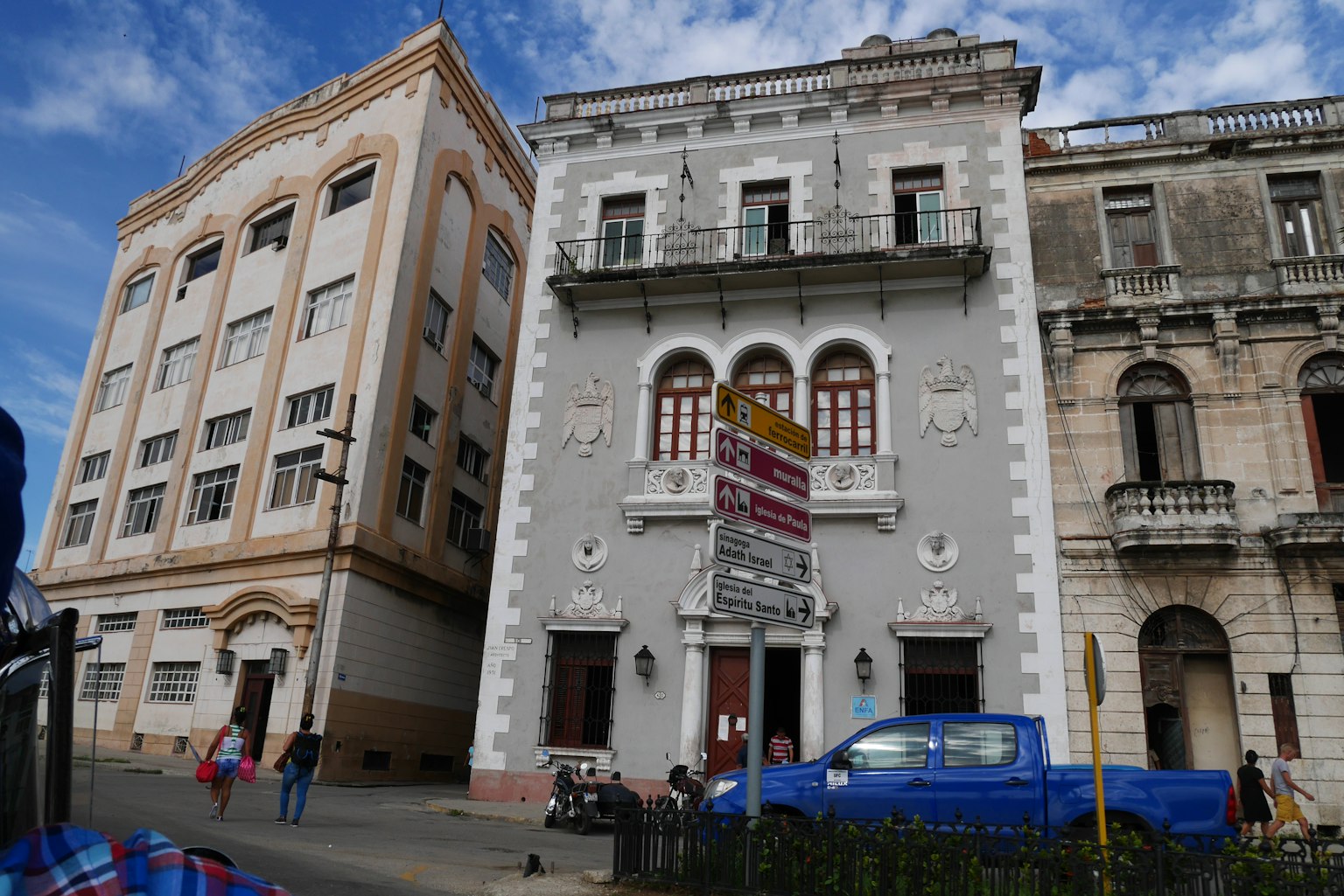 Edifici colorati con un'auto blu in un paesaggio urbano