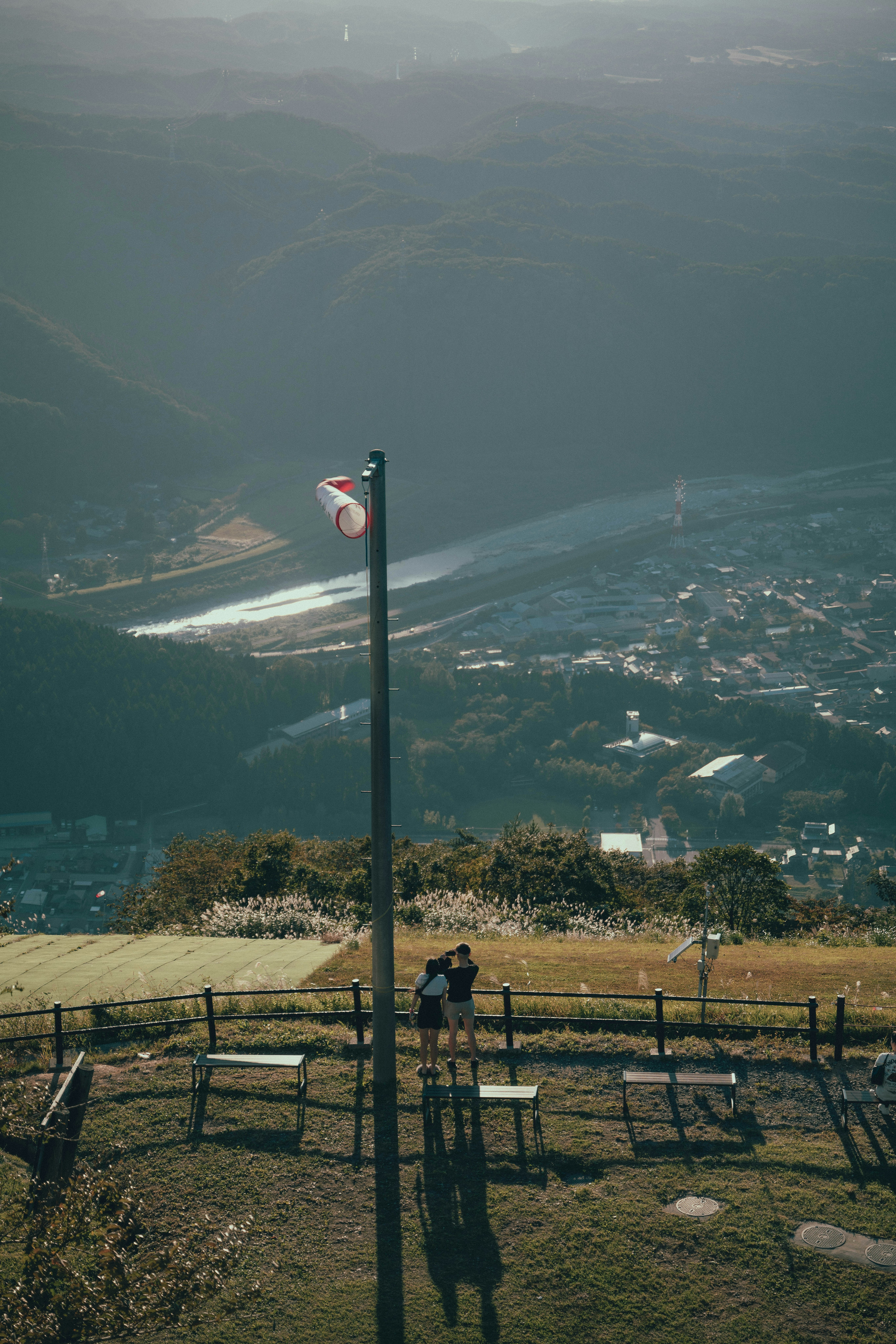 vista desde un mirador en la montaña sobre un valle y un pueblo