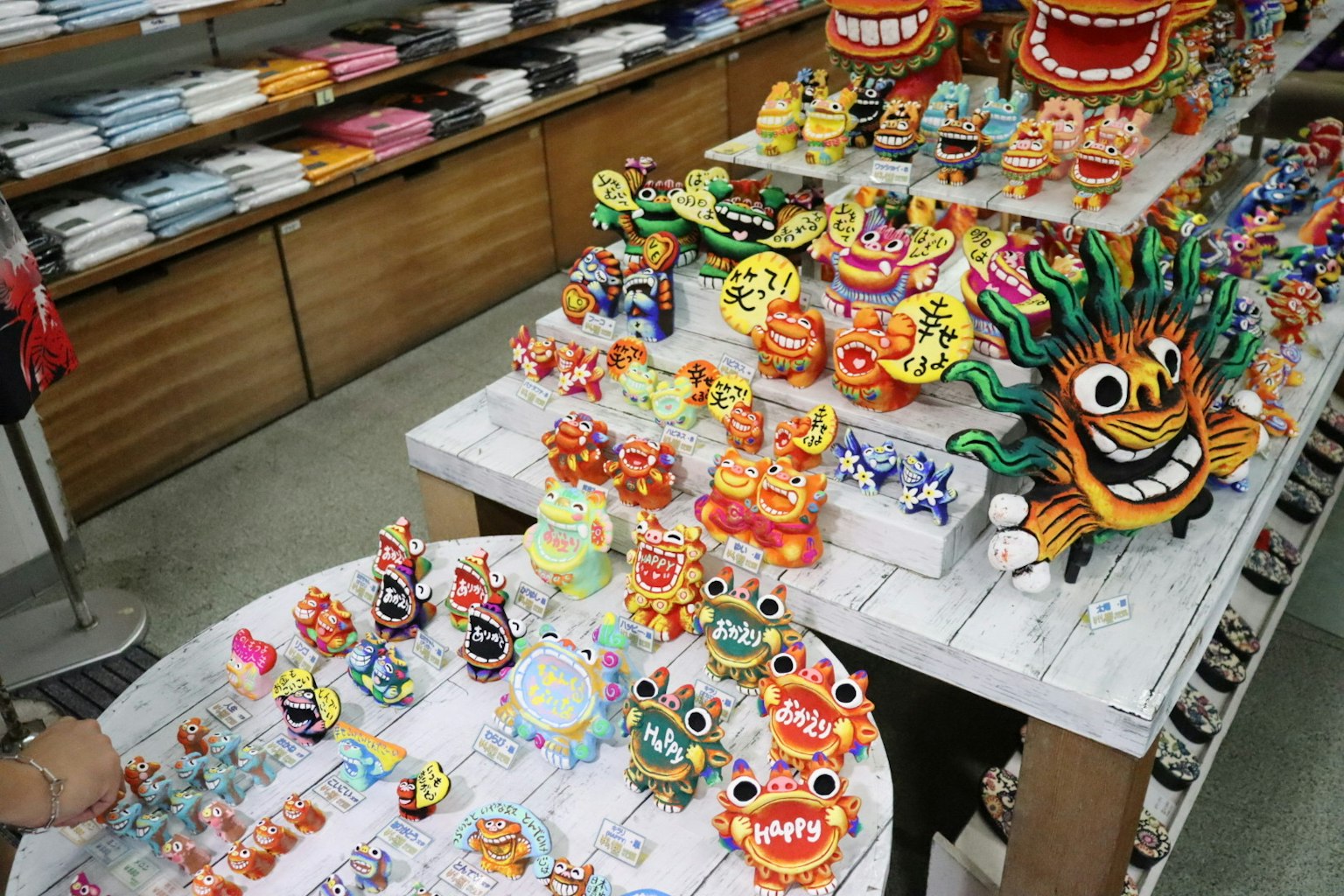 Artículos decorativos coloridos exhibidos en una tienda