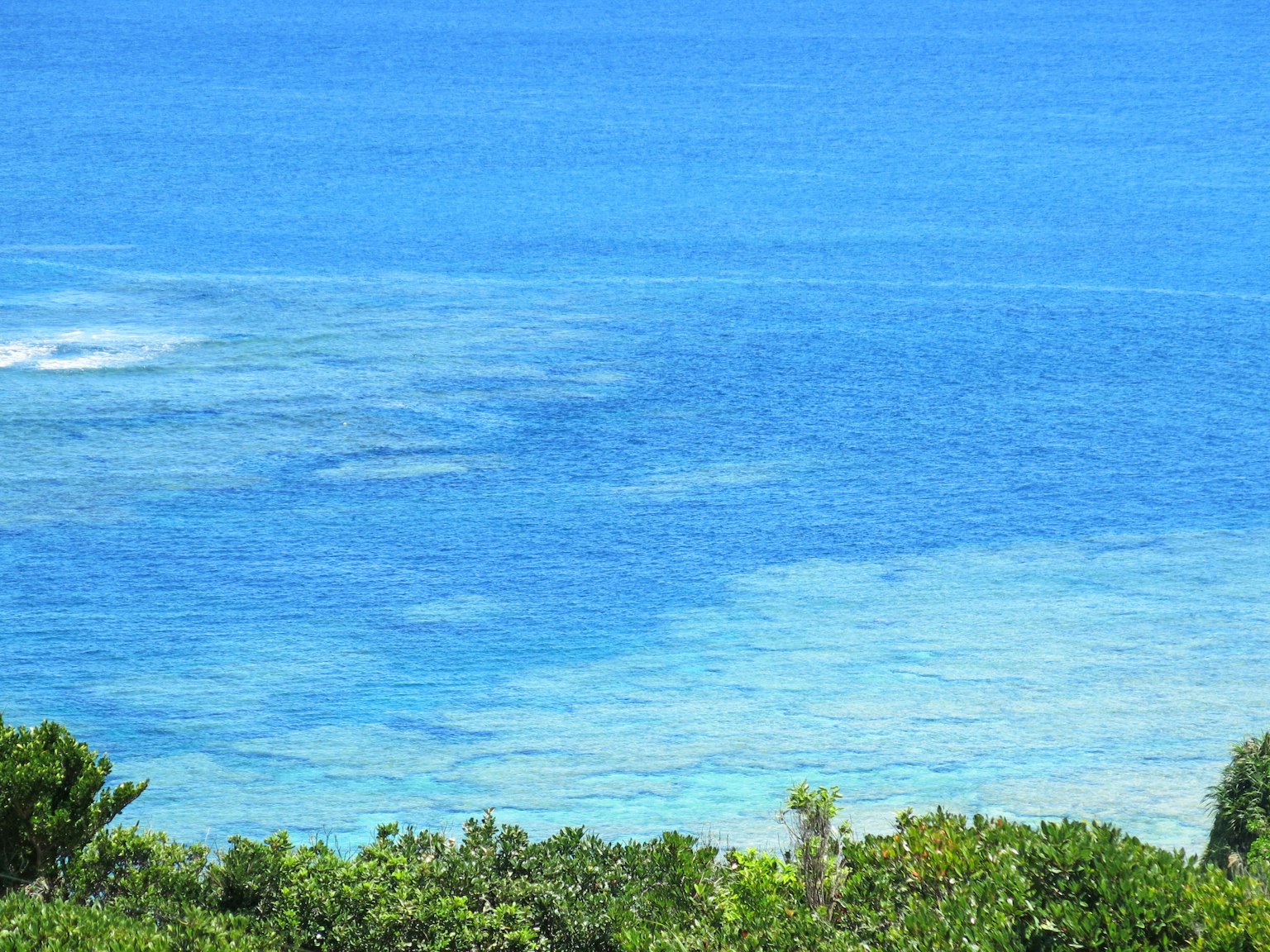Una hermosa vista del océano azul con arrecifes de coral