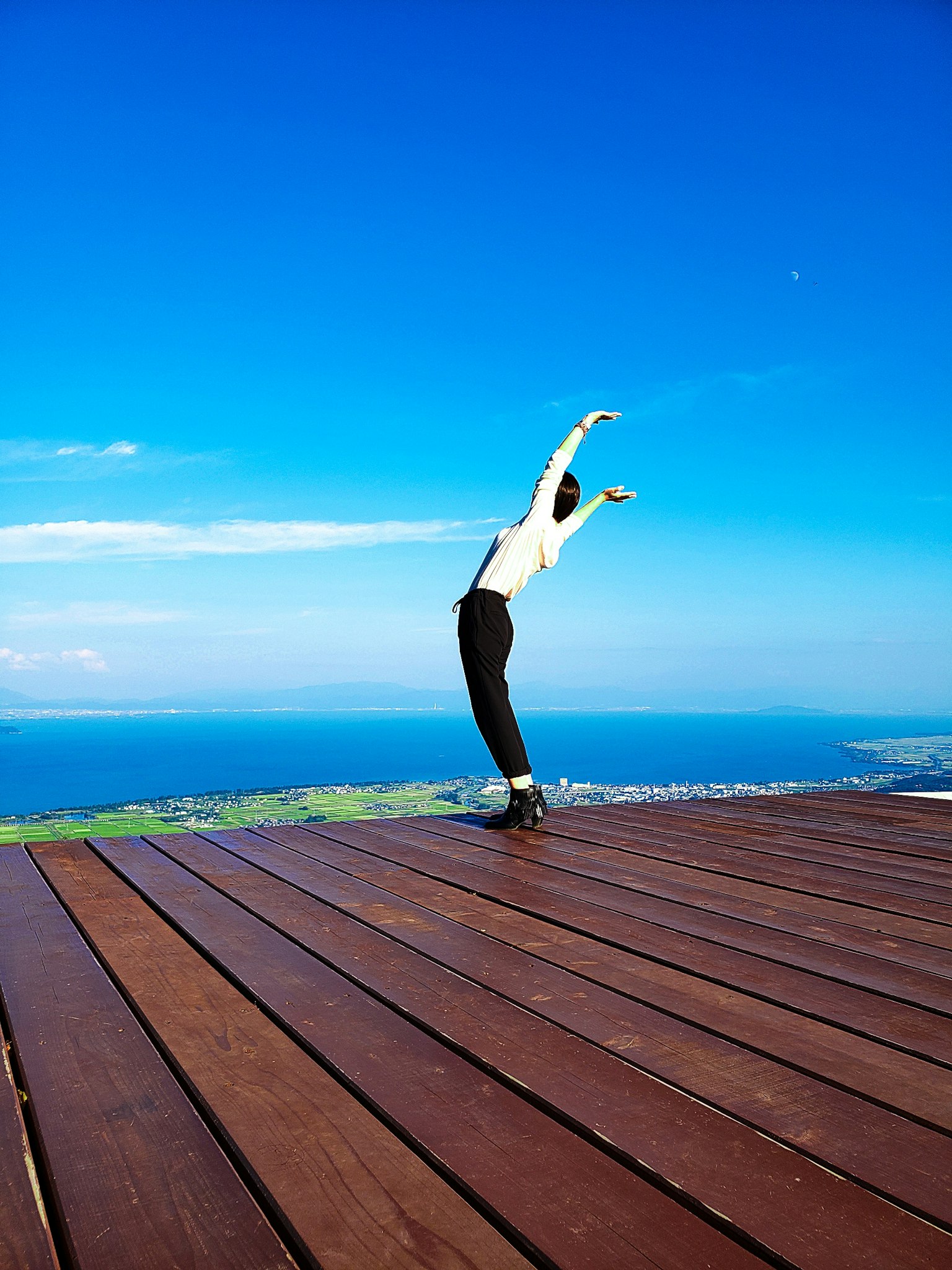 Danzatore che assume una posa contro un cielo azzurro