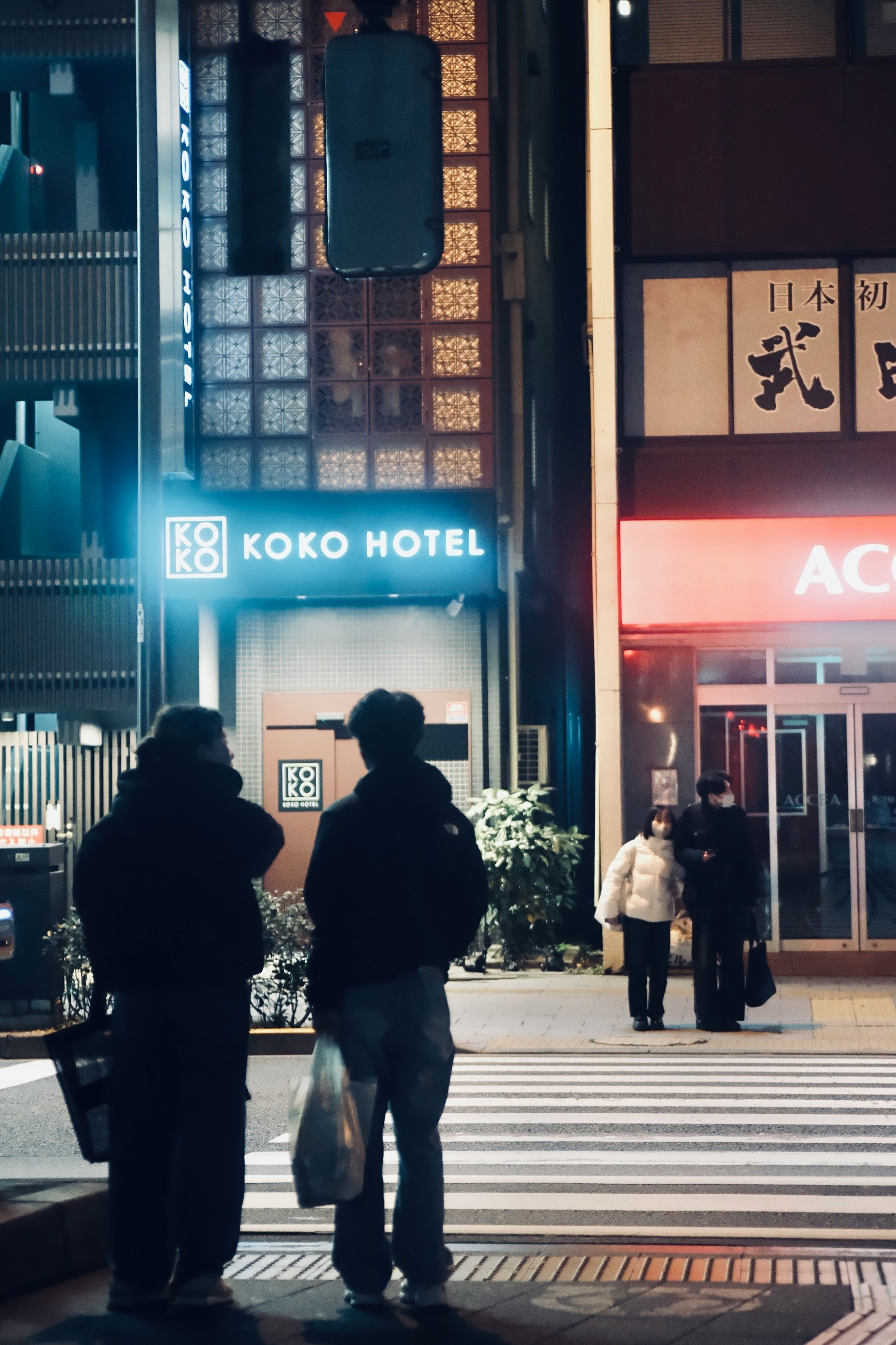 「koko hotel」看板のある夜の街角