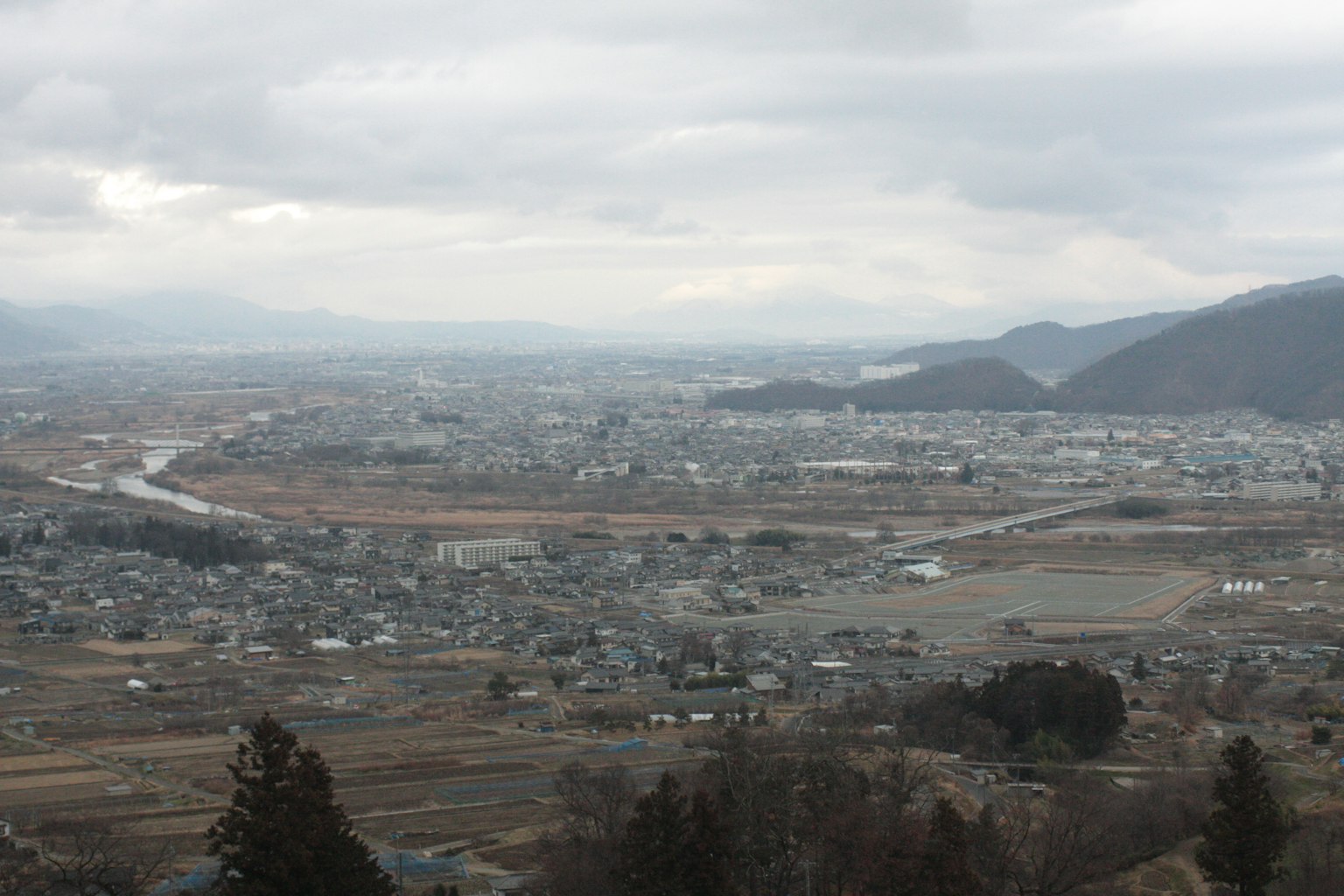 日本的广阔乡村景观，山脉和河流
