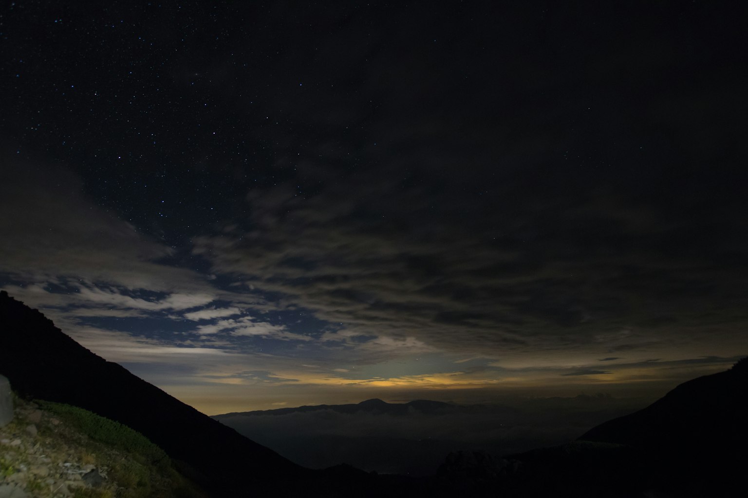 星空下的山地风景与流动的云