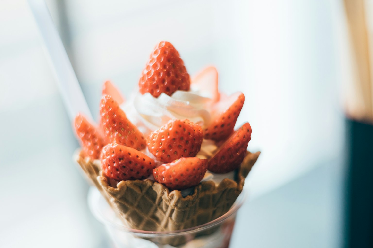 Eiswaffel mit Erdbeeren und Schlagsahne