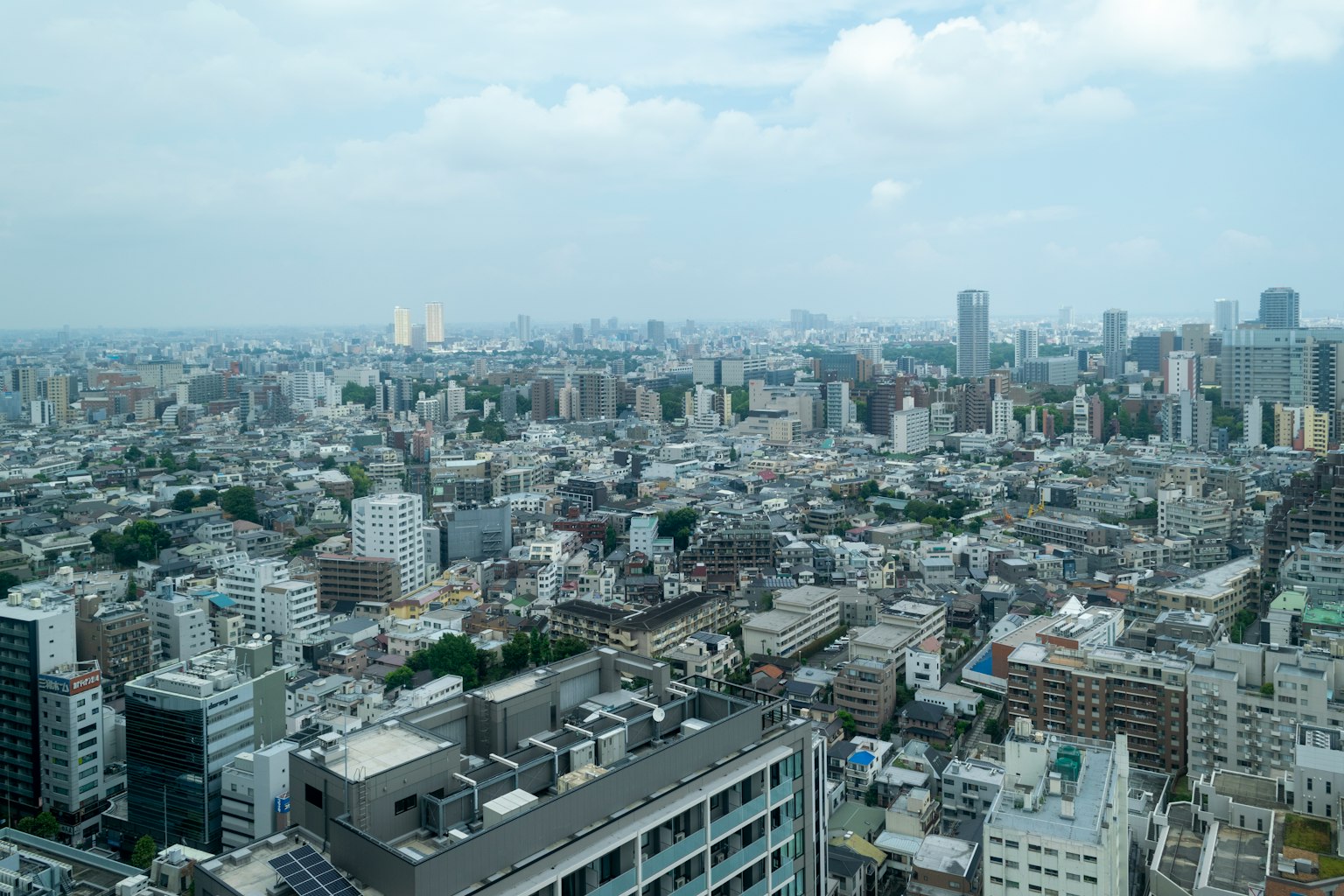 东京的城市景观，高层建筑和住宅区