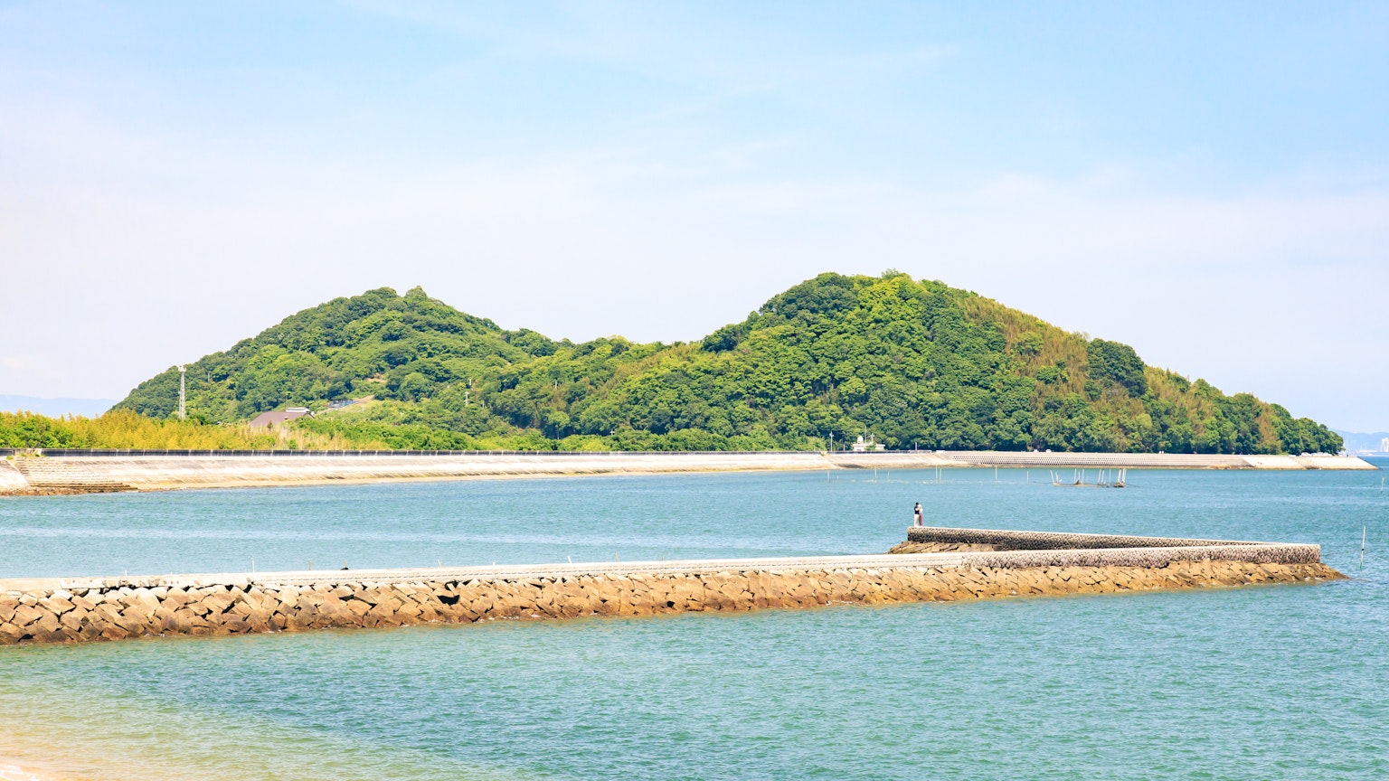 美麗的島嶼風景，藍色海洋和綠色山丘