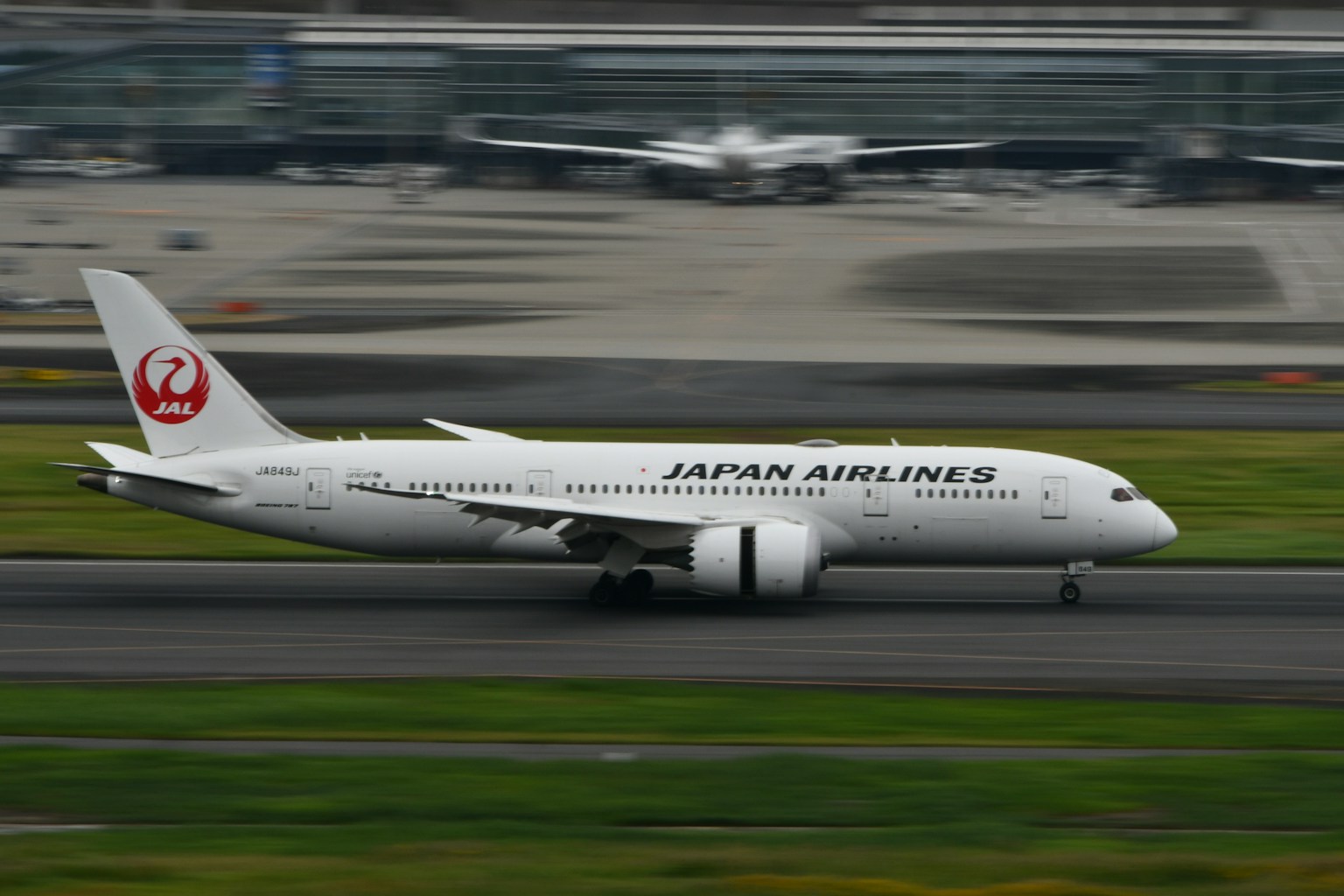 日本航空波音787在跑道上滑行
