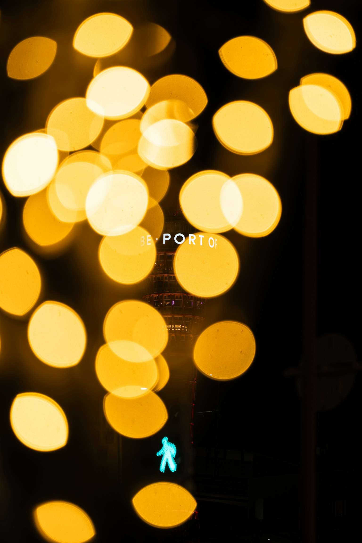 เงาของคนเดินถนนสีน้ำเงินล้อมรอบด้วยแสงสีเหลืองเบลอ