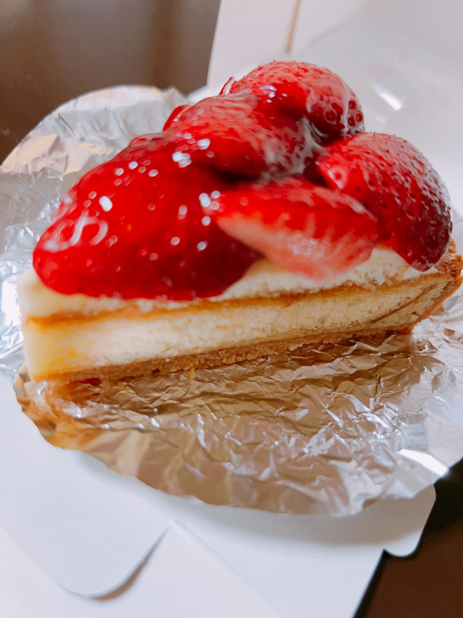 Fetta di torta alla crema con fragole sopra