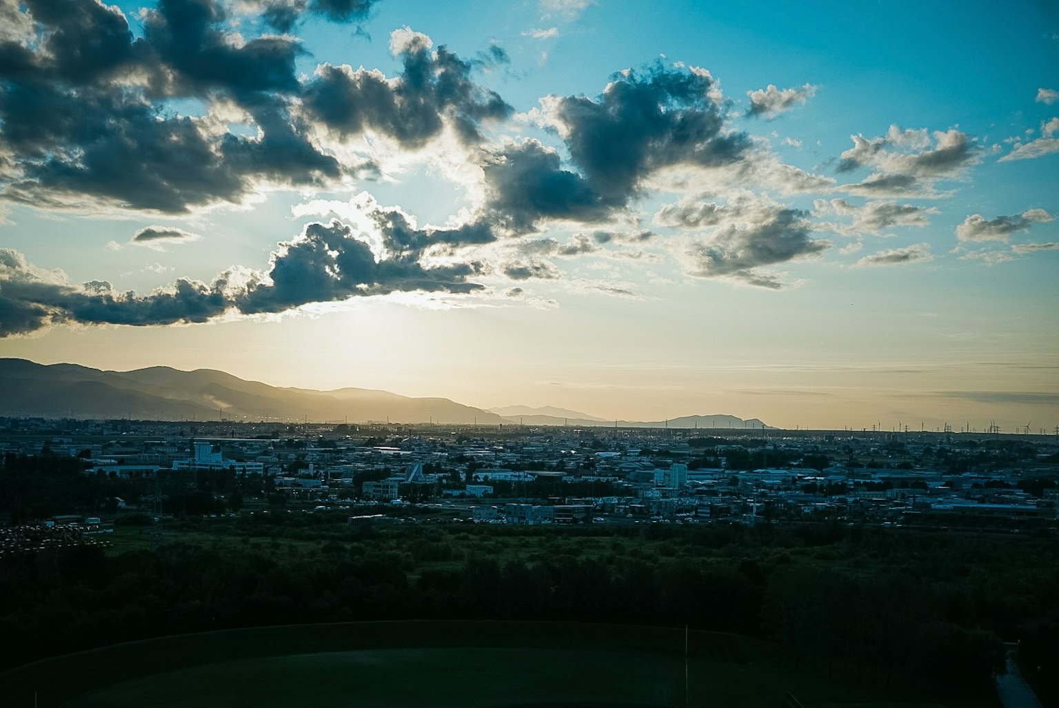 Vista di un cielo al tramonto su una città
