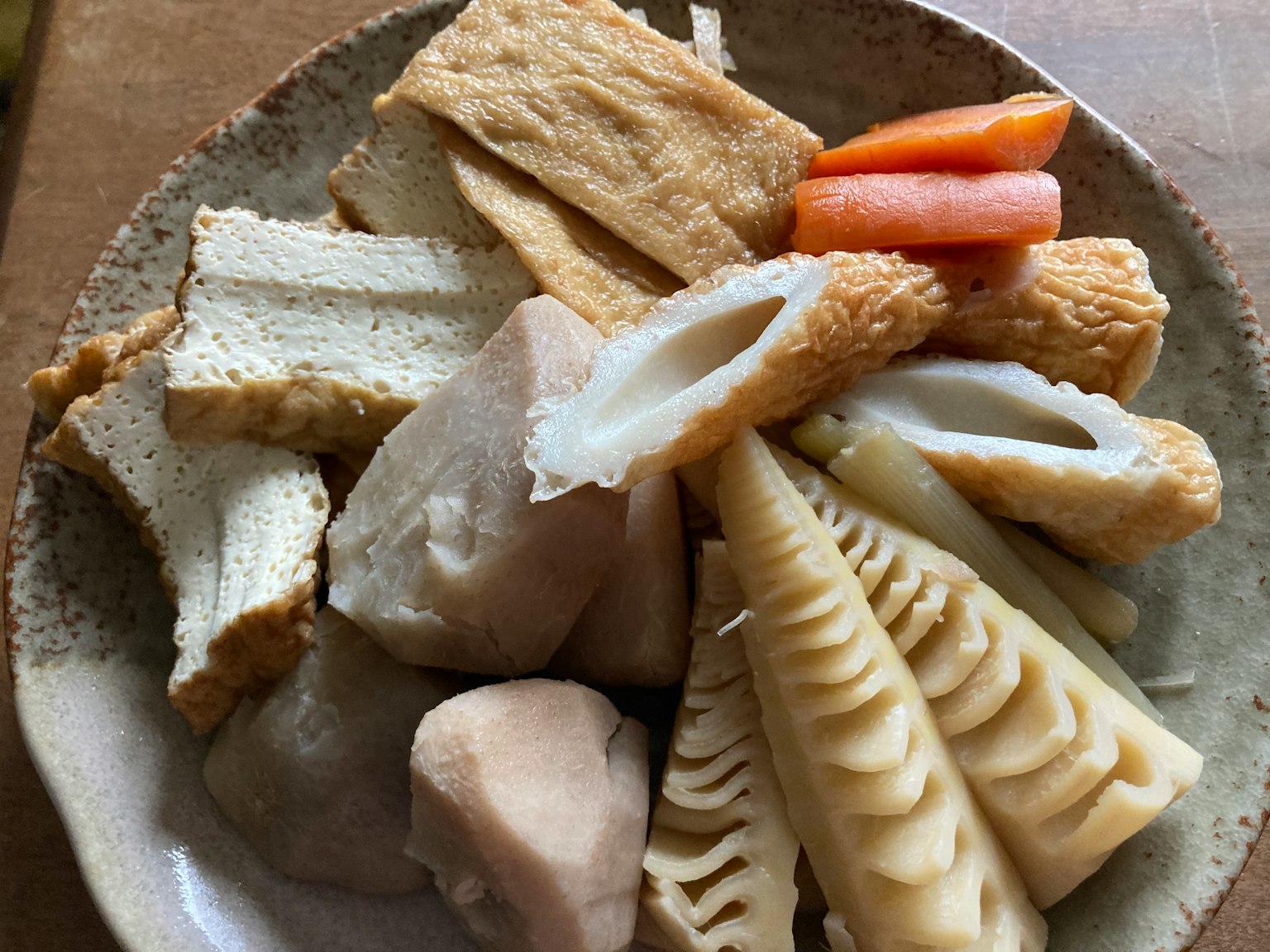 Piatto di ingredienti assortiti tra cui tofu e germogli di bambù