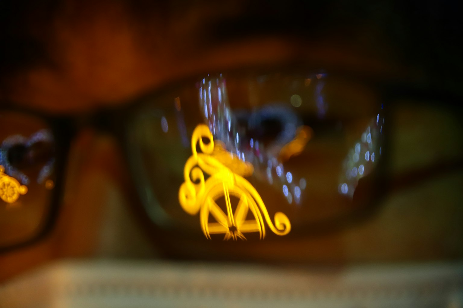 Riflessione di luce e design visibile attraverso gli occhiali