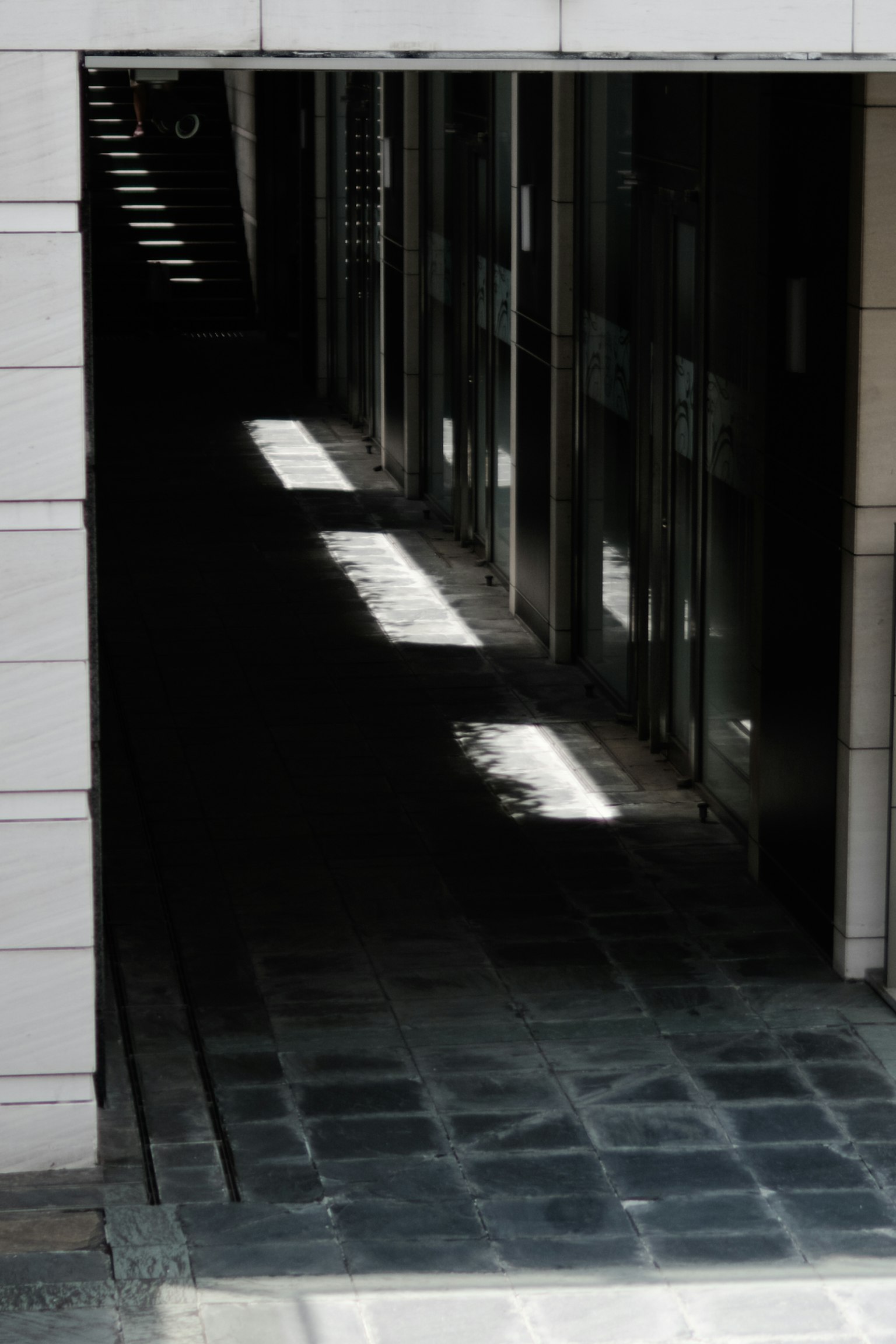 Kontrast von Licht und Schatten in einem dunklen Flur
