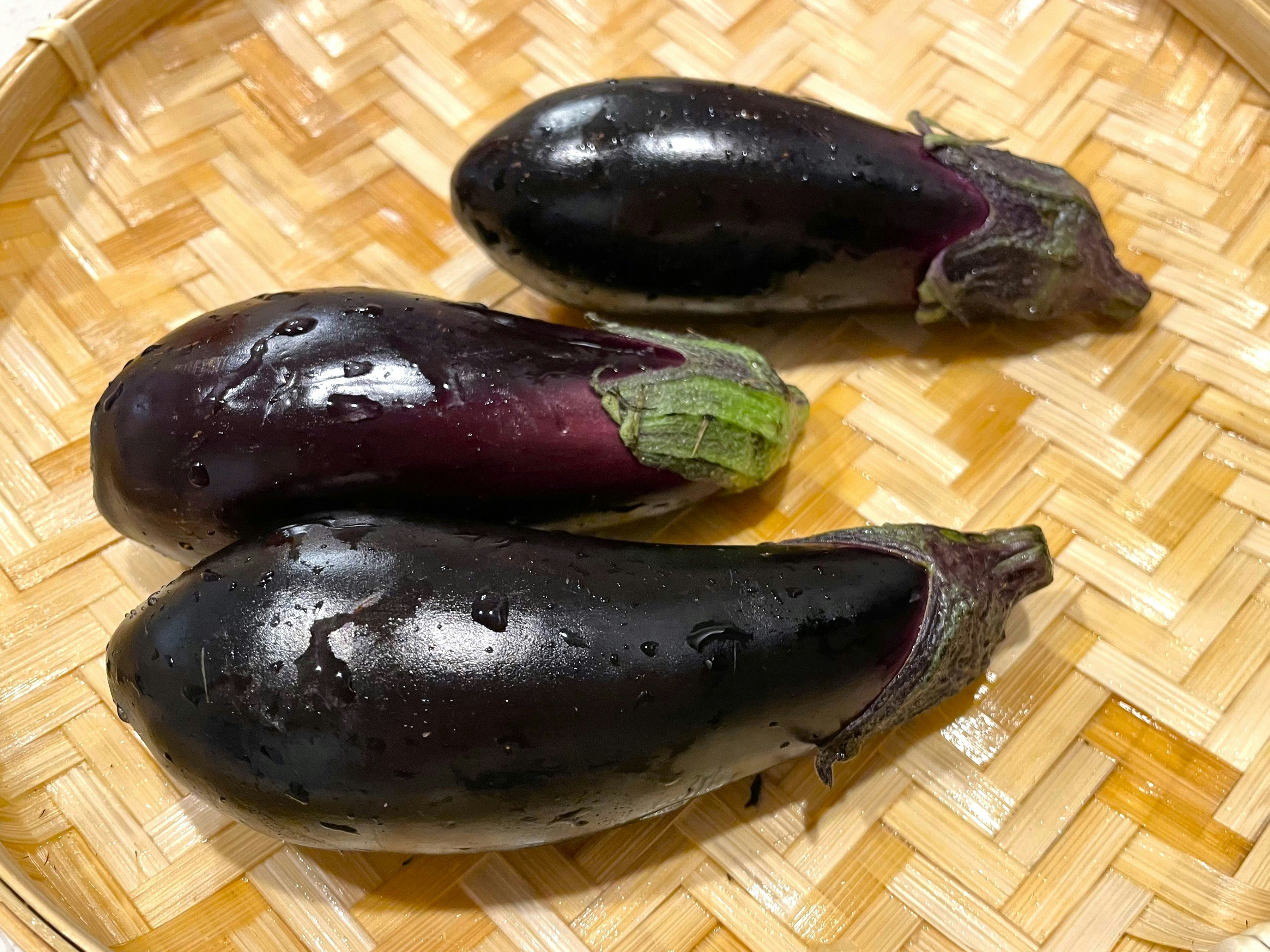 摆放在木质表面上的新鲜茄子