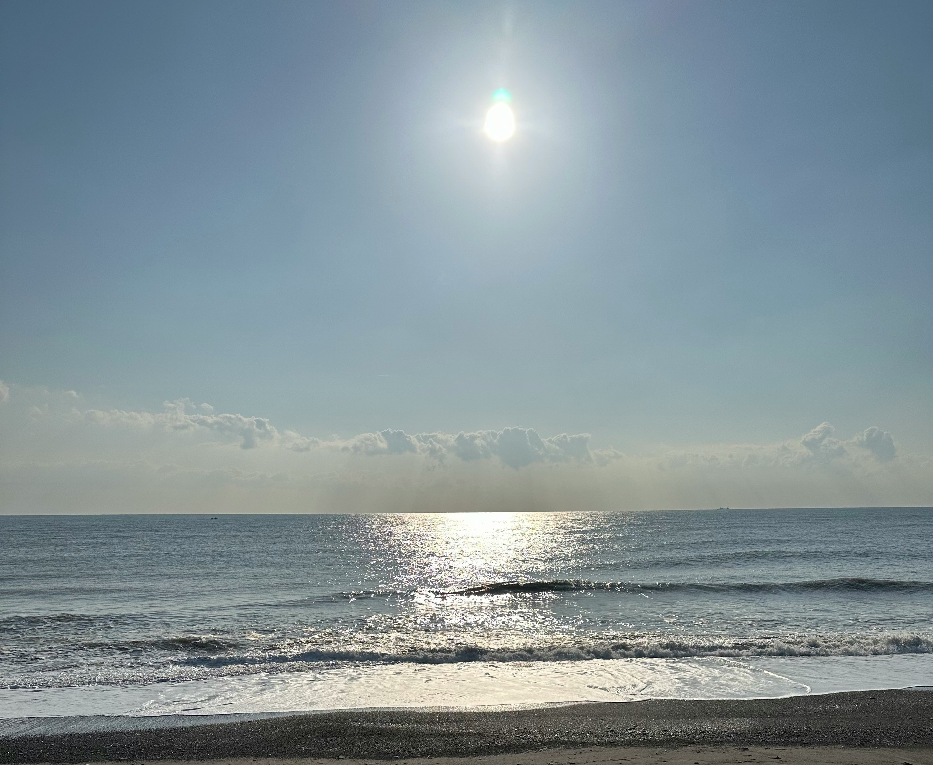 Horizonte marino con olas suaves y playa de arena