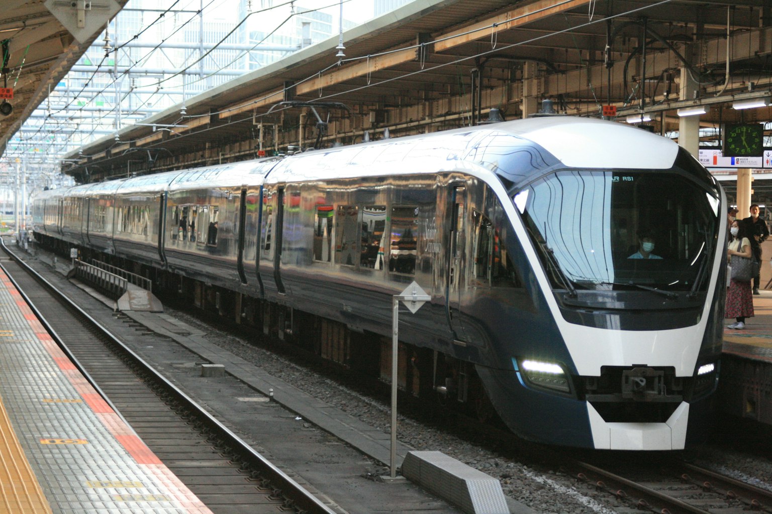 現代設計的火車停在車站