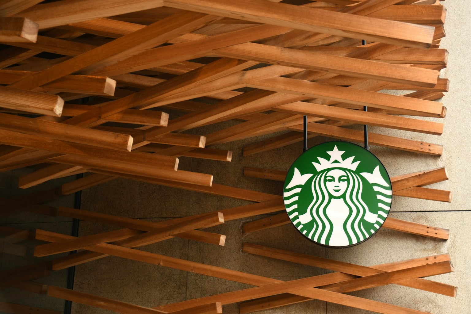 โลโก้สตาร์บัคส์บนพื้นหลังของการตกแต่งไม้