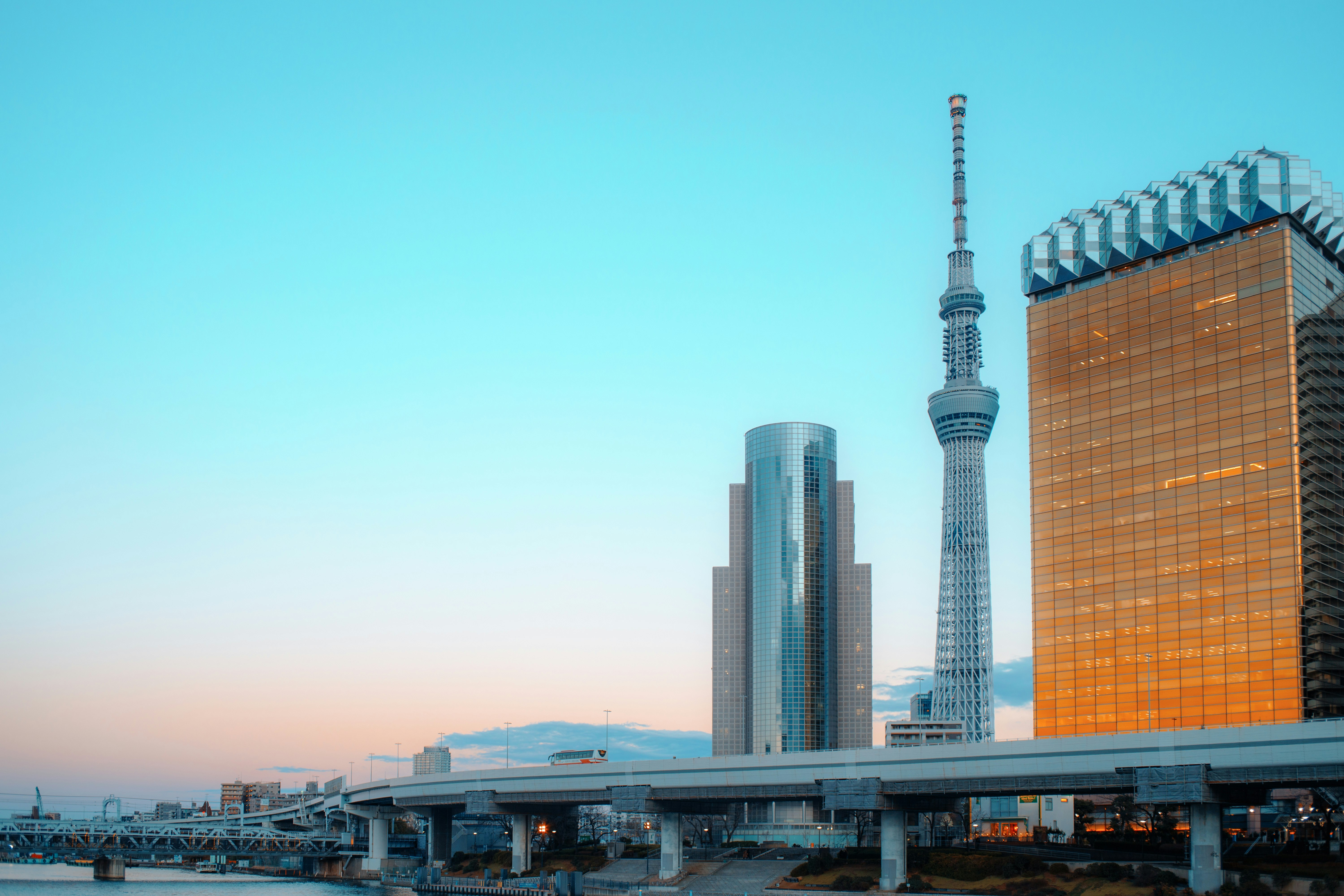 東京スカイツリーと高層ビルが並ぶ川沿いの眺め