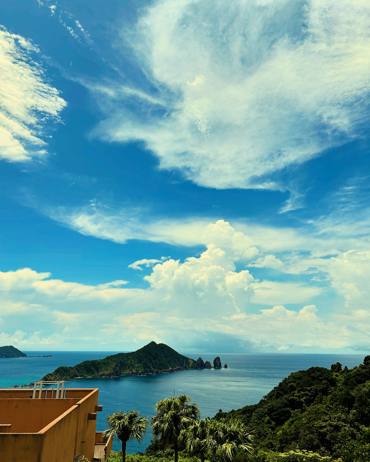 Panoramablick auf blauen Himmel und Wolken über einem ruhigen Meer mit sichtbaren Inseln