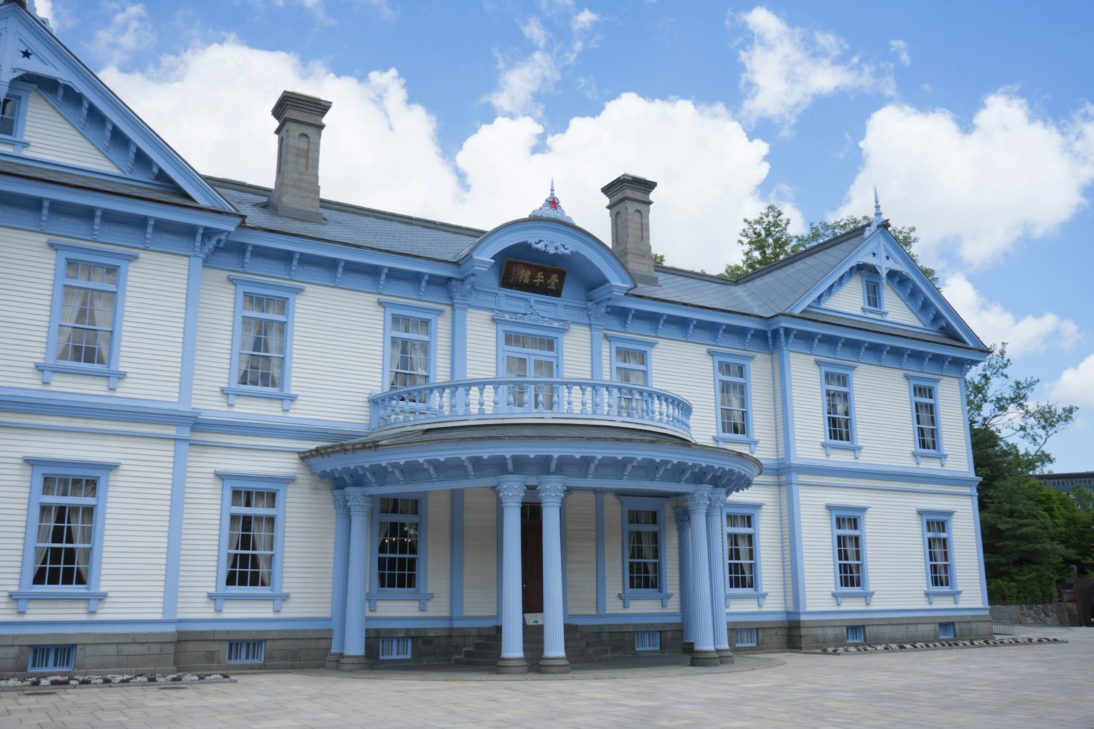 Bâtiment magnifique avec une façade bleue et des nuages blancs