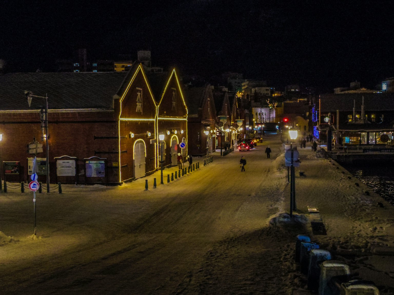 Vue nocturne d'une rue avec des bâtiments éclairés