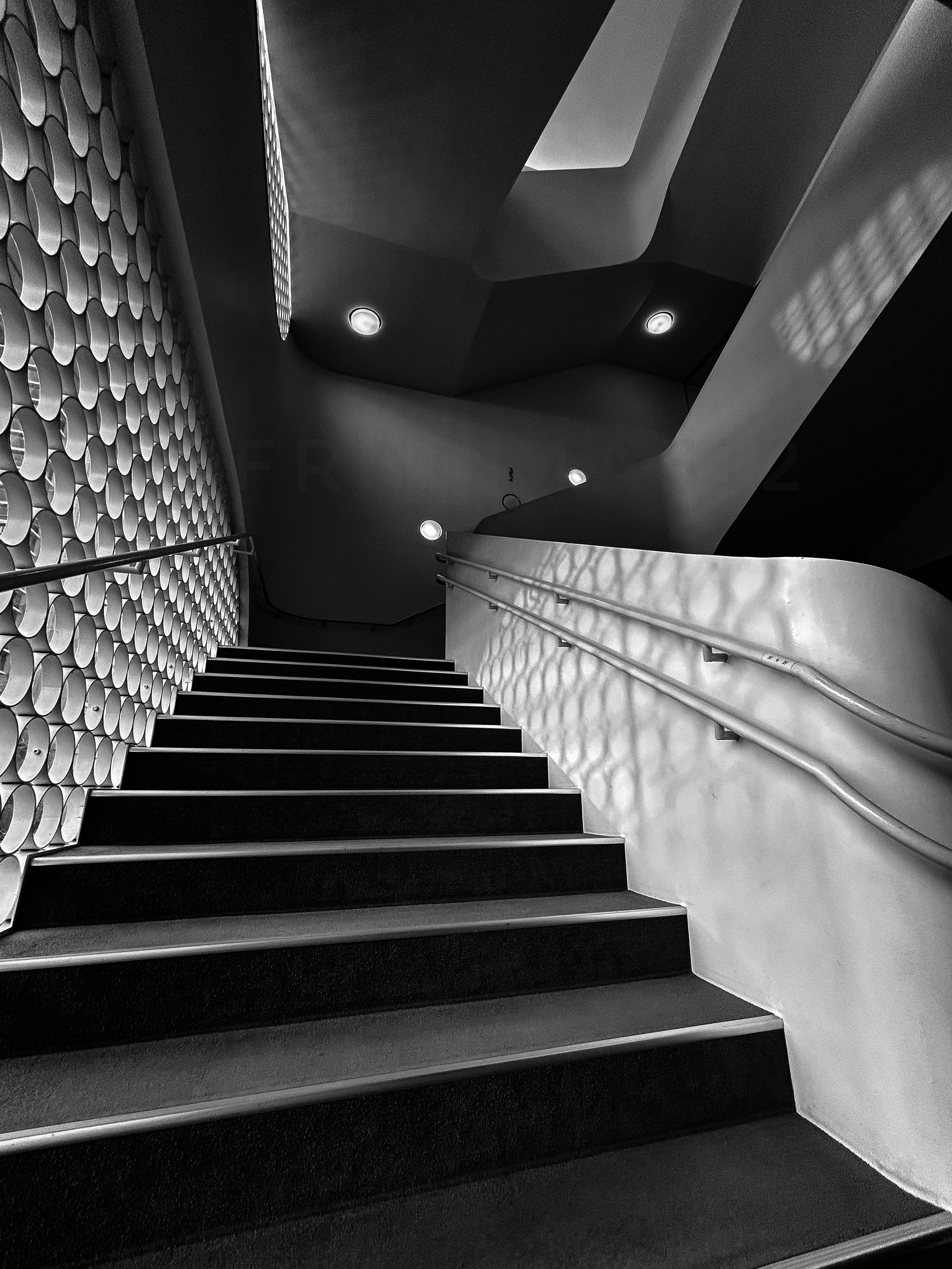 Scala interna con motivo geometrico sulle pareti