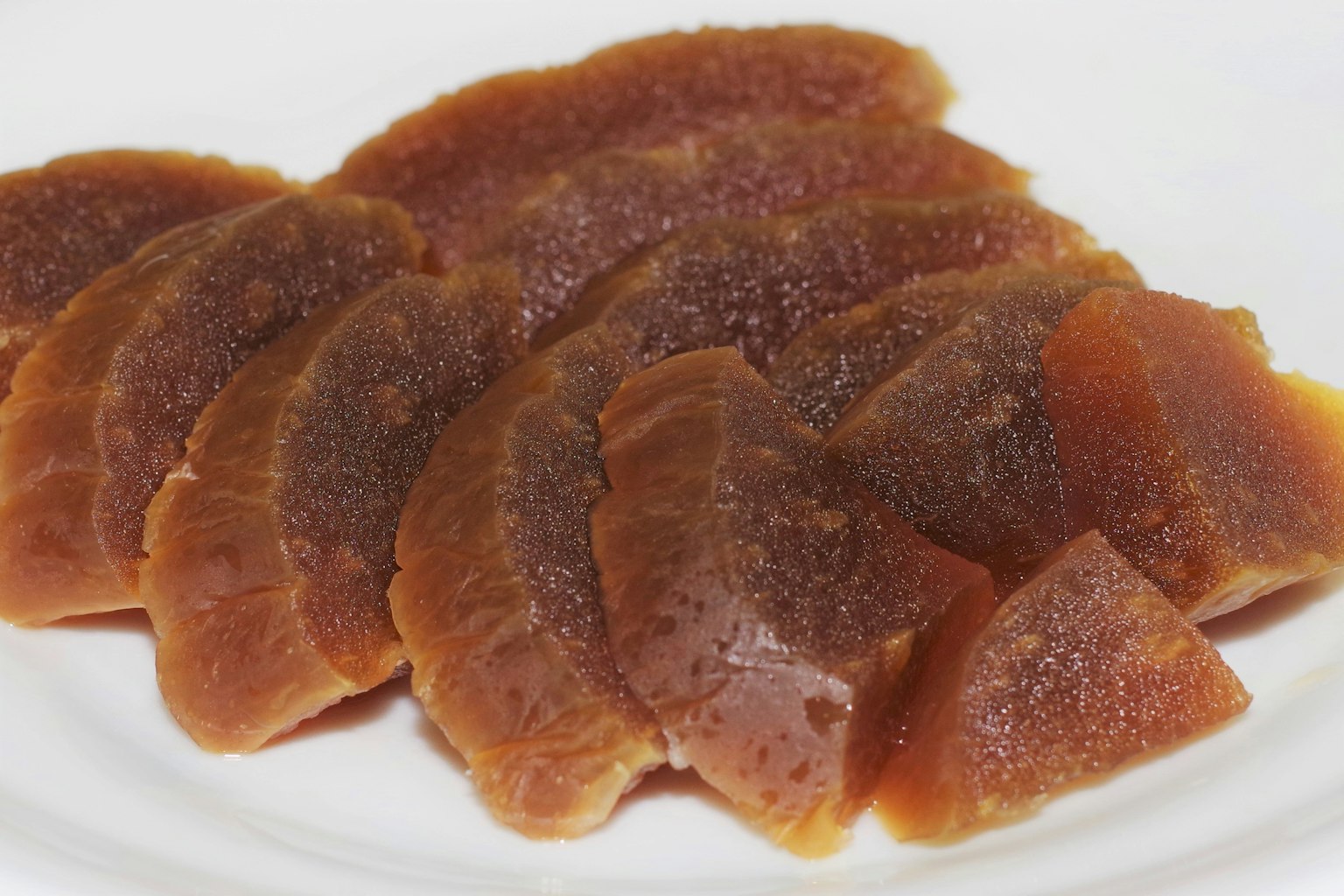 Gelée de fruits sucrée tranchée disposée sur une assiette blanche
