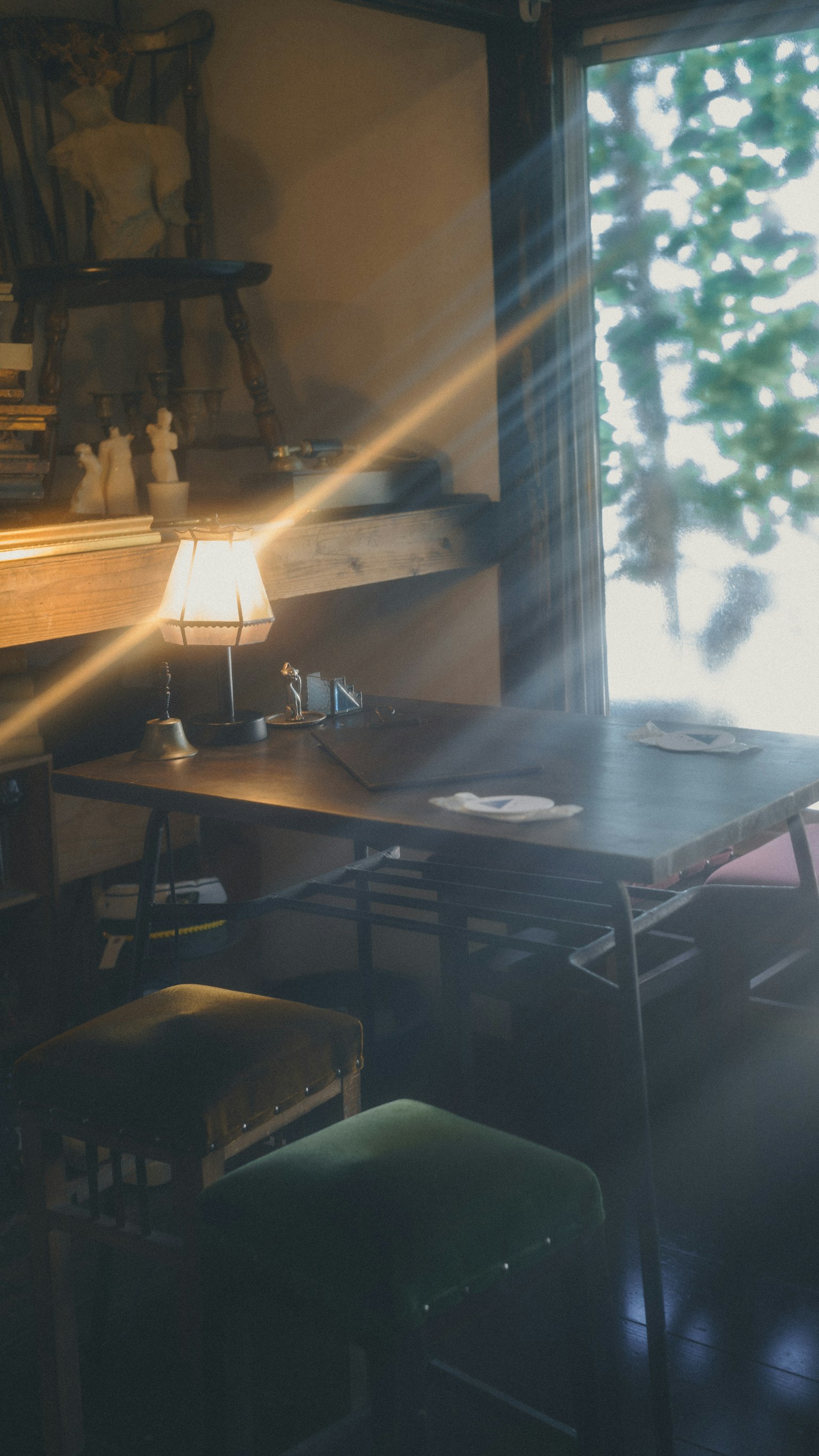 温かみのあるカフェの内部 明るいランプと木製のテーブル 緑の椅子と窓からの自然光