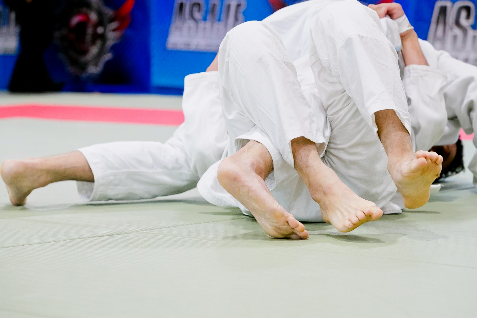 Nahaufnahme von Judoka während eines Kampfes, die ihre Beine und Bewegungen zeigen