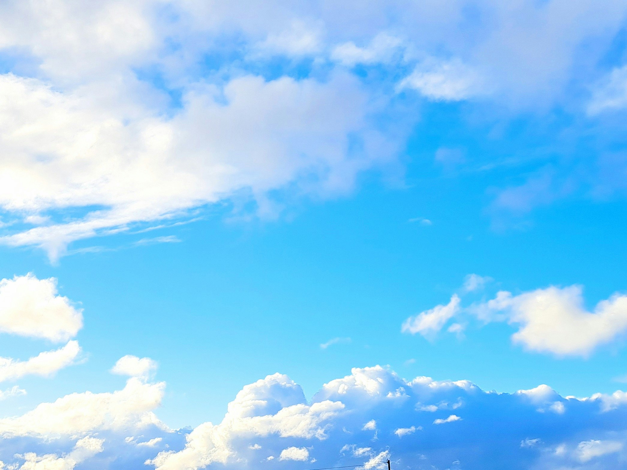 nuages sur un ciel bleu éclatant