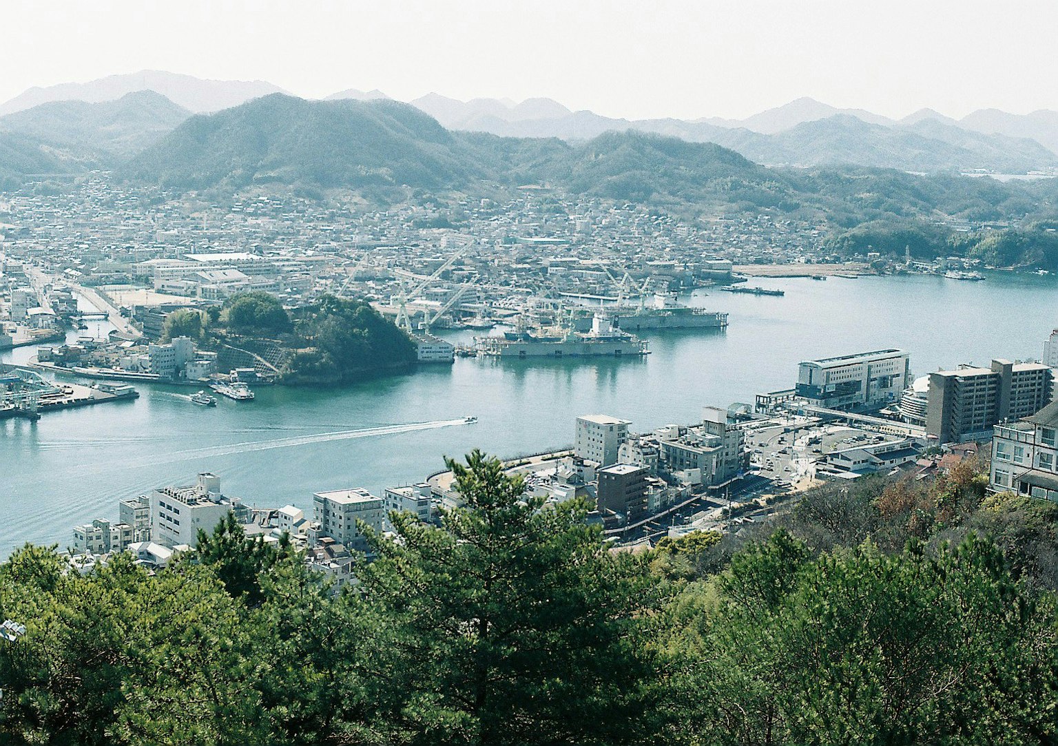 Vista panoramica di Nagasaki con montagne e acqua
