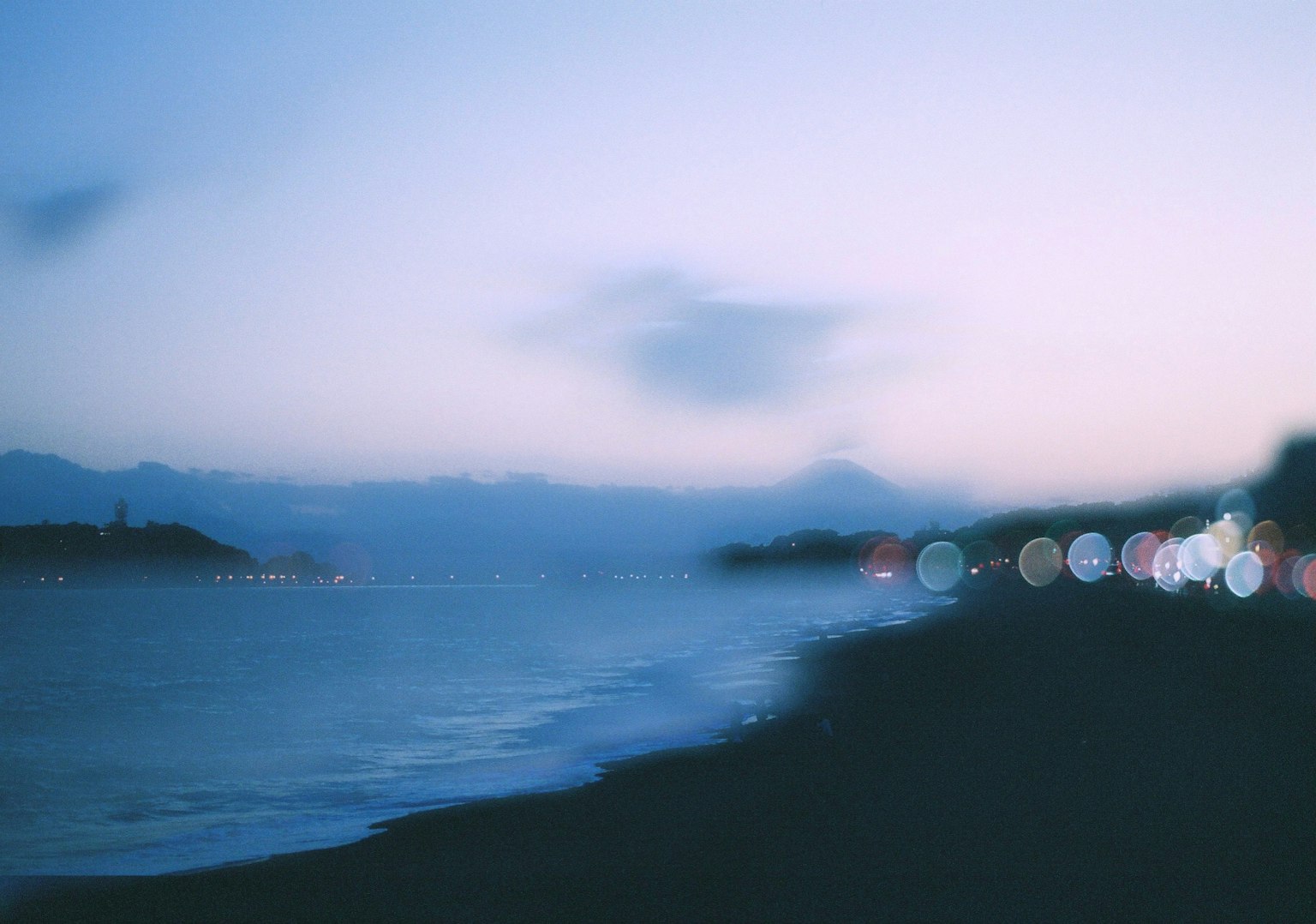 模糊的海岸風景與黃昏色調
