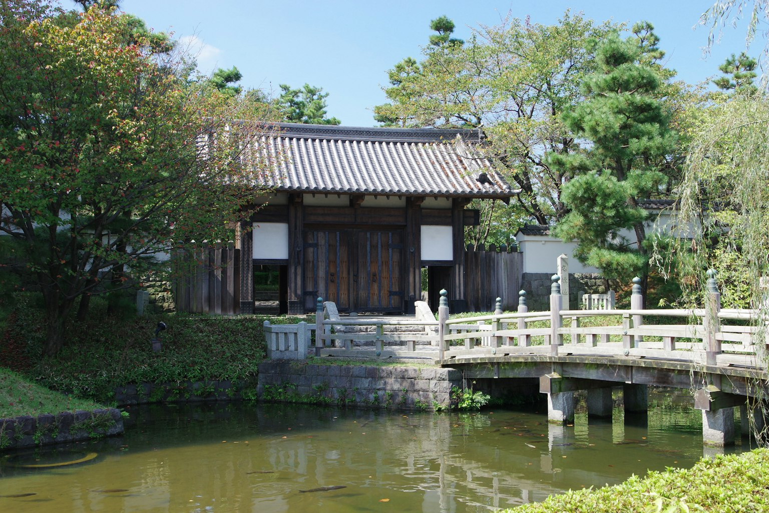 日本庭园的风景，有木桥和传统建筑