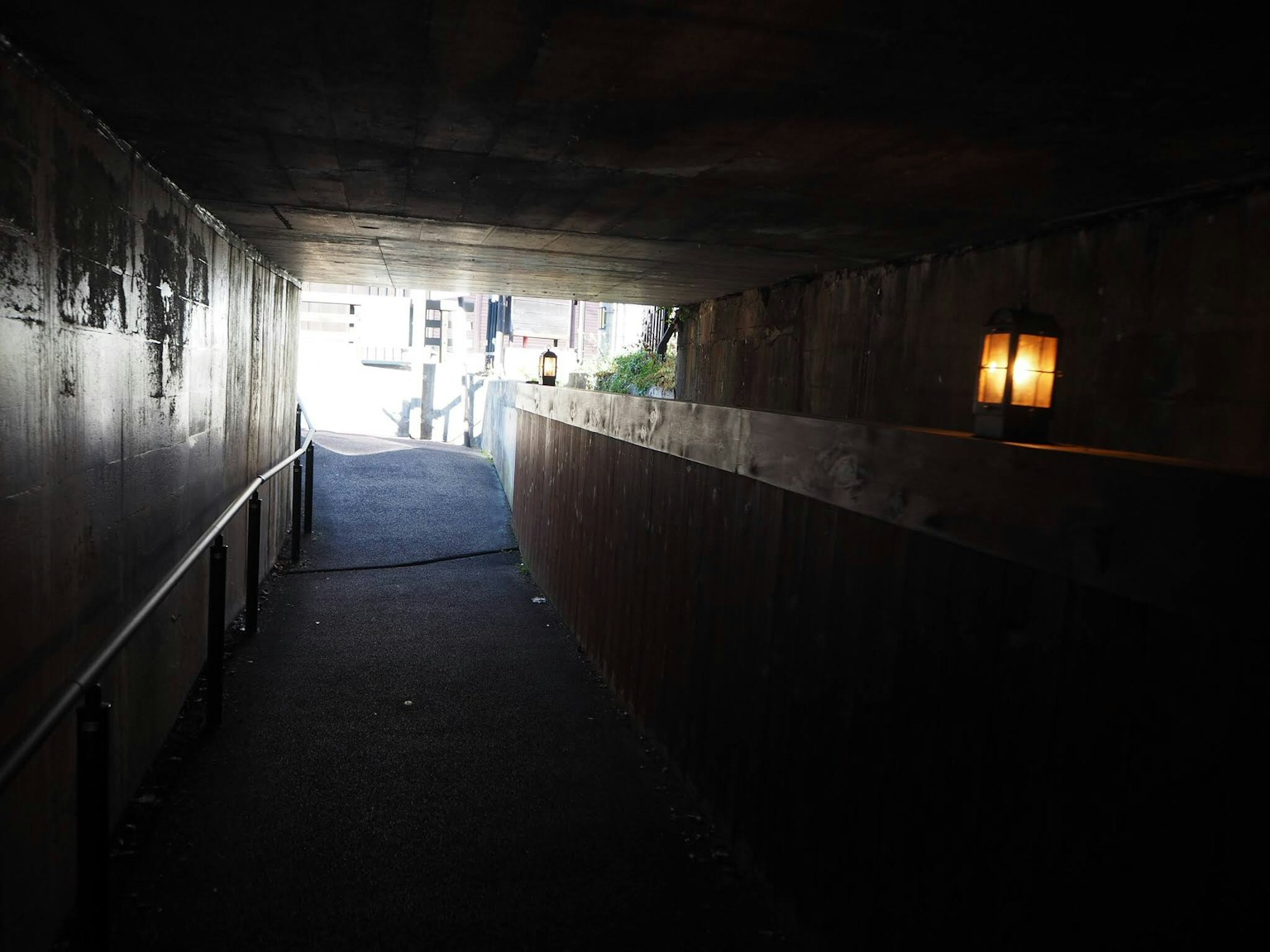 Dunkler Tunnel mit einem Weg, der zu hellem Licht führt