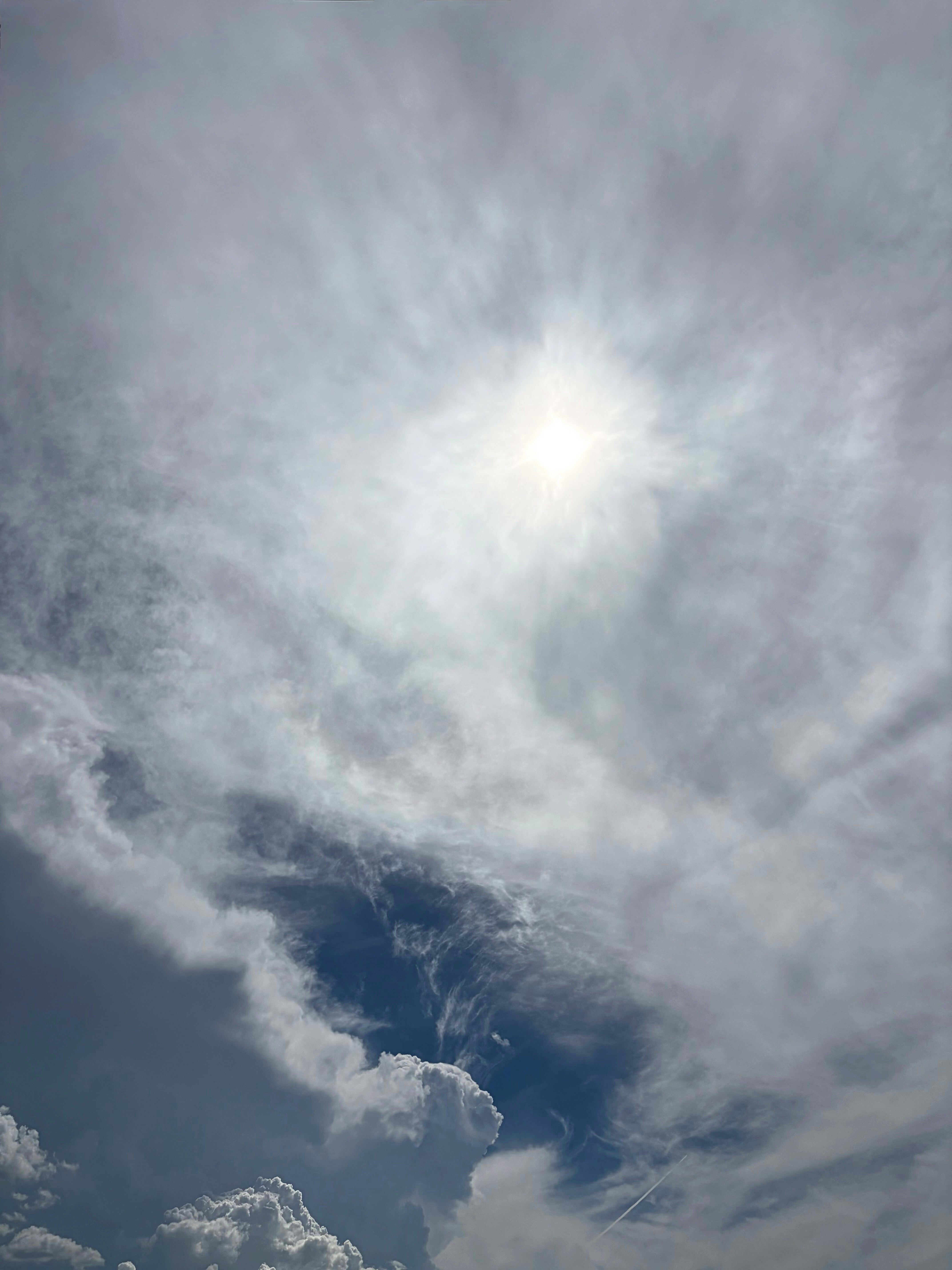 光が差し込む雲の広がる空