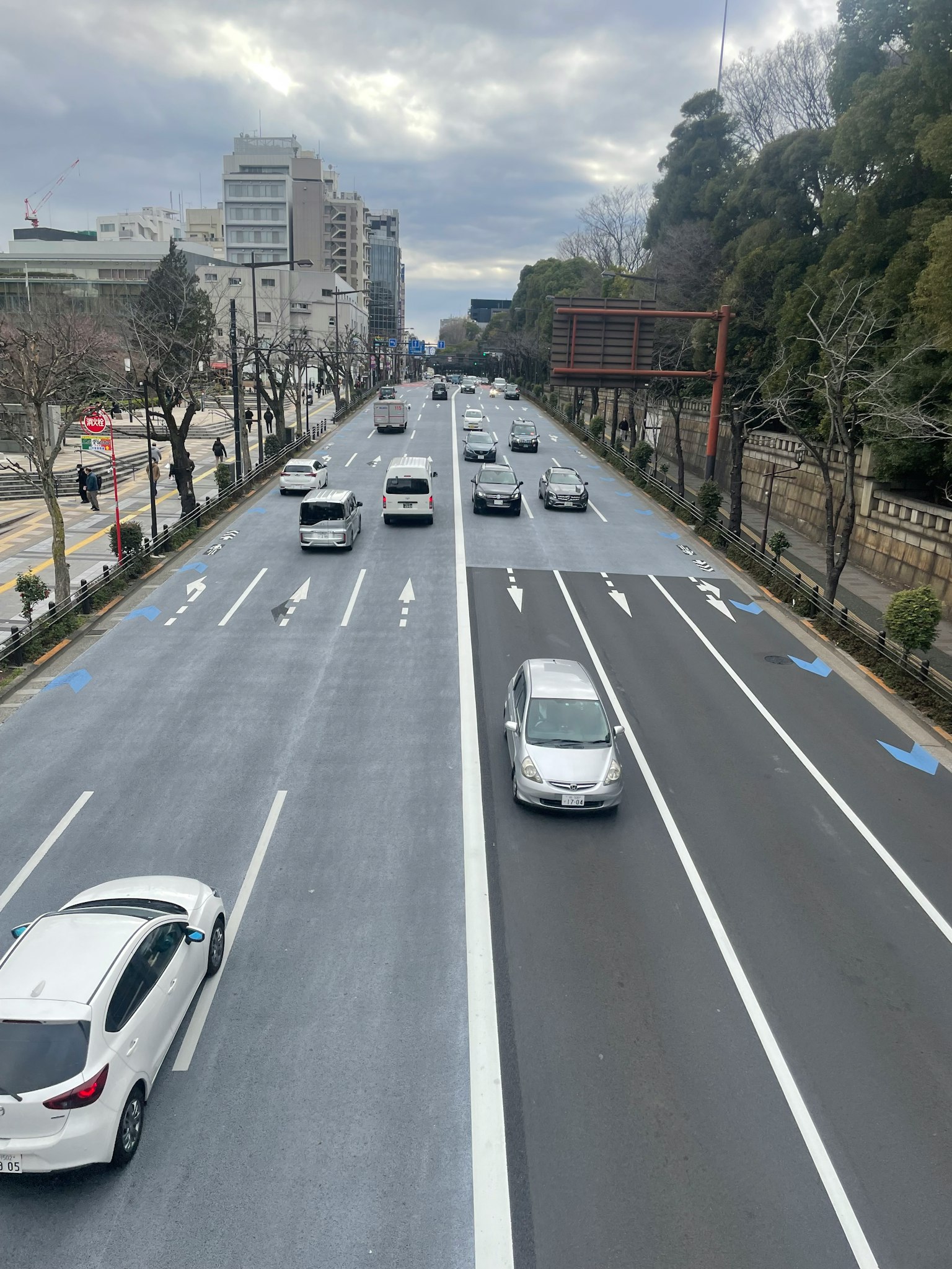 城市道路场景，白色汽车行驶
