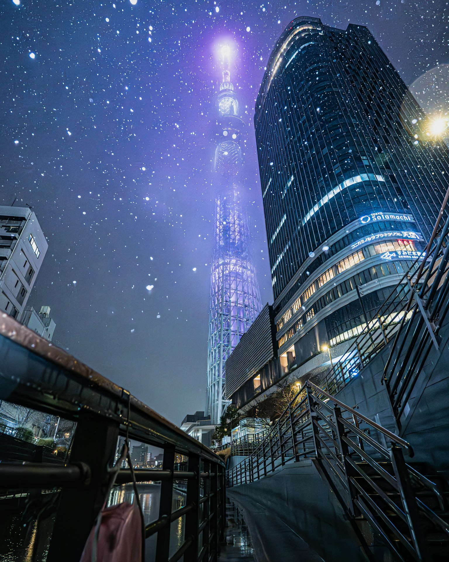 Tokyo Skytree erhebt sich unter einem sternenklaren Nachthimmel