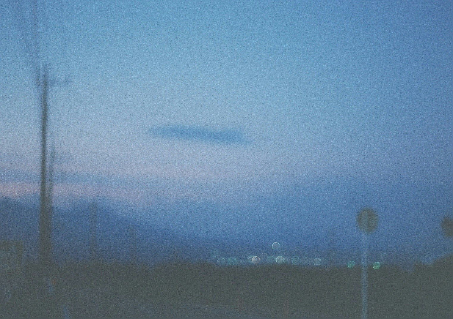 青い空の下の霧のかかった遠景の街並み