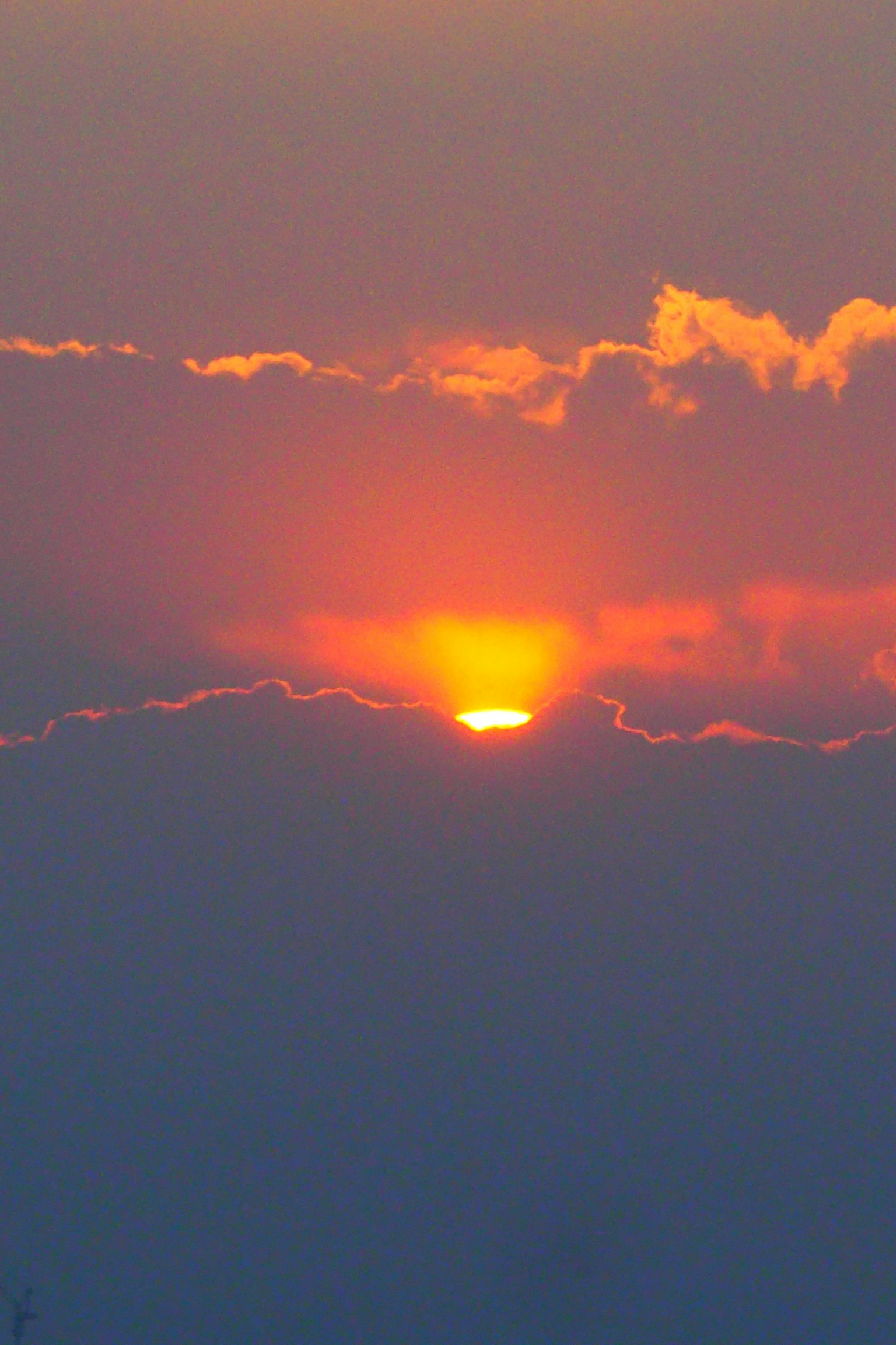 美麗的景觀，夕陽在雲後落下