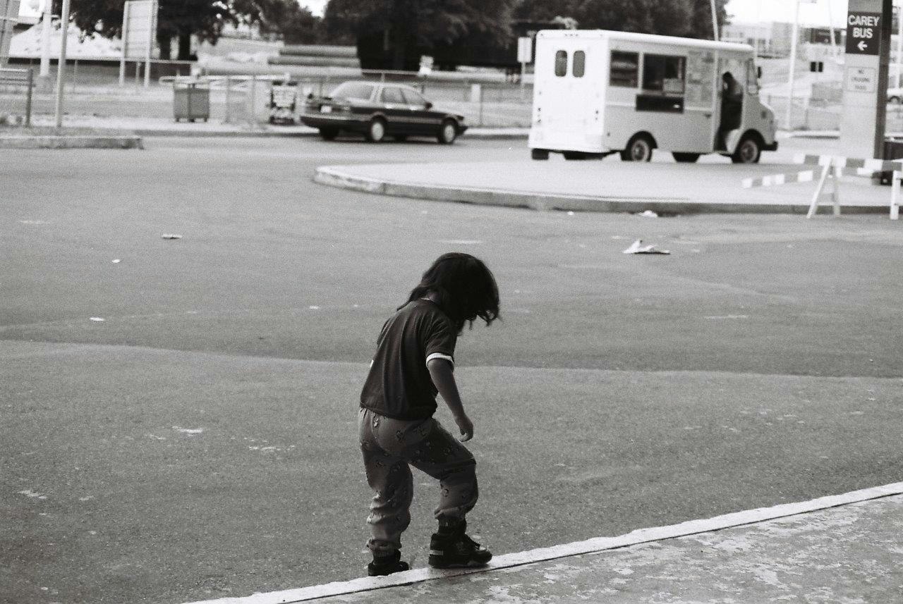 道路を歩く子どもの後ろ姿