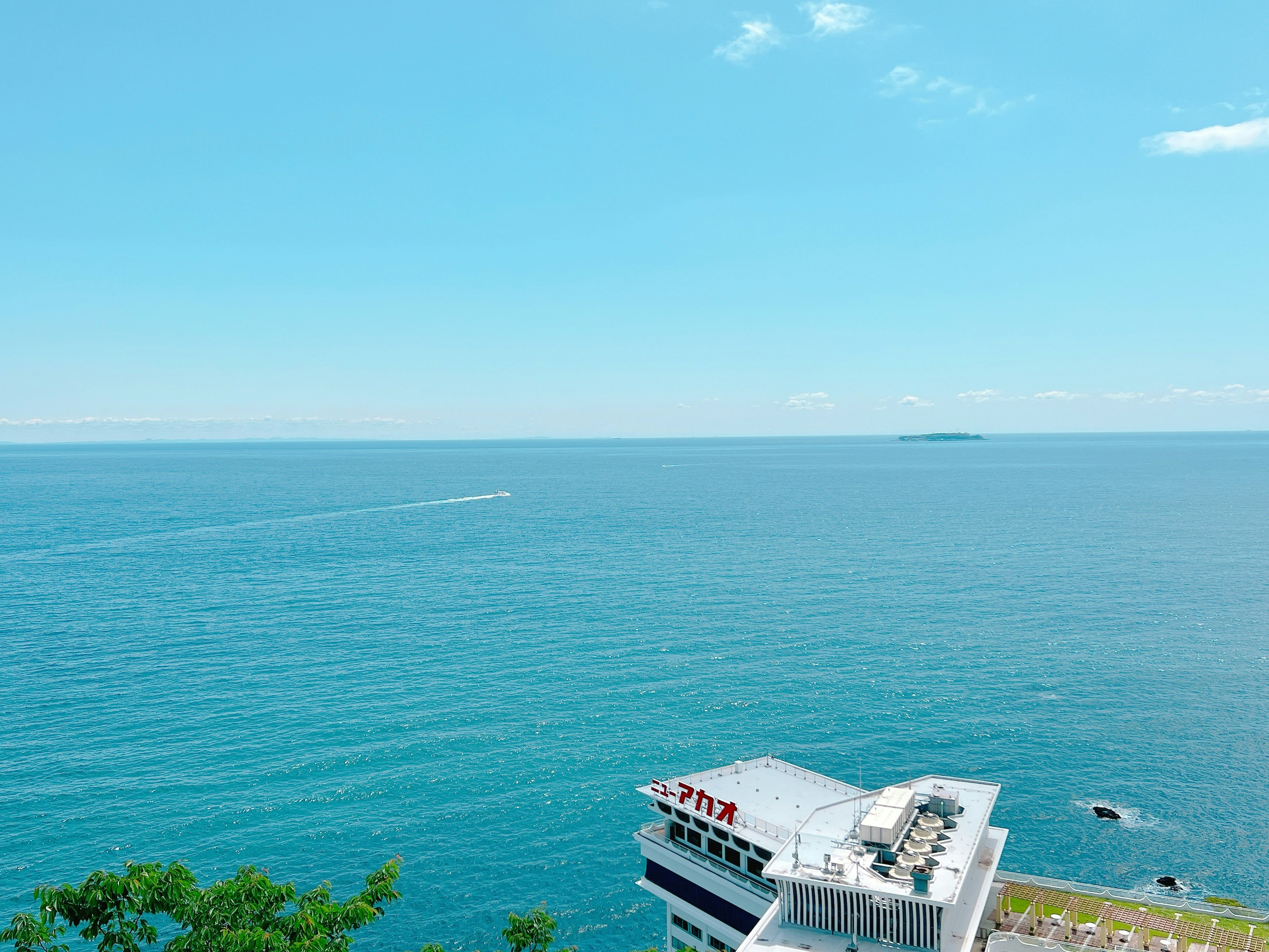 海を見下ろす展望デッキのある白い船