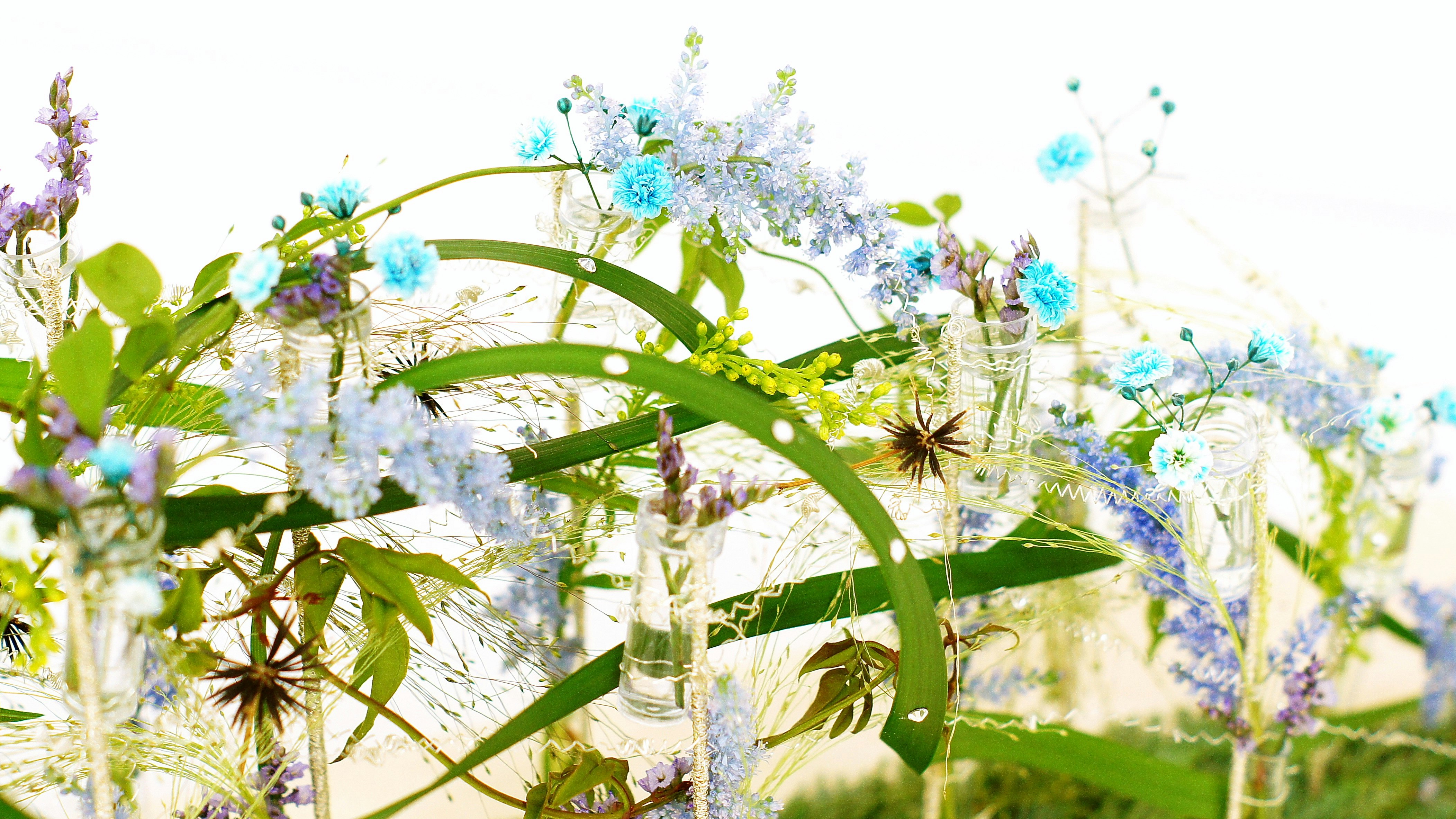 透明感のある花とグリーンのガラス花瓶アレンジ
