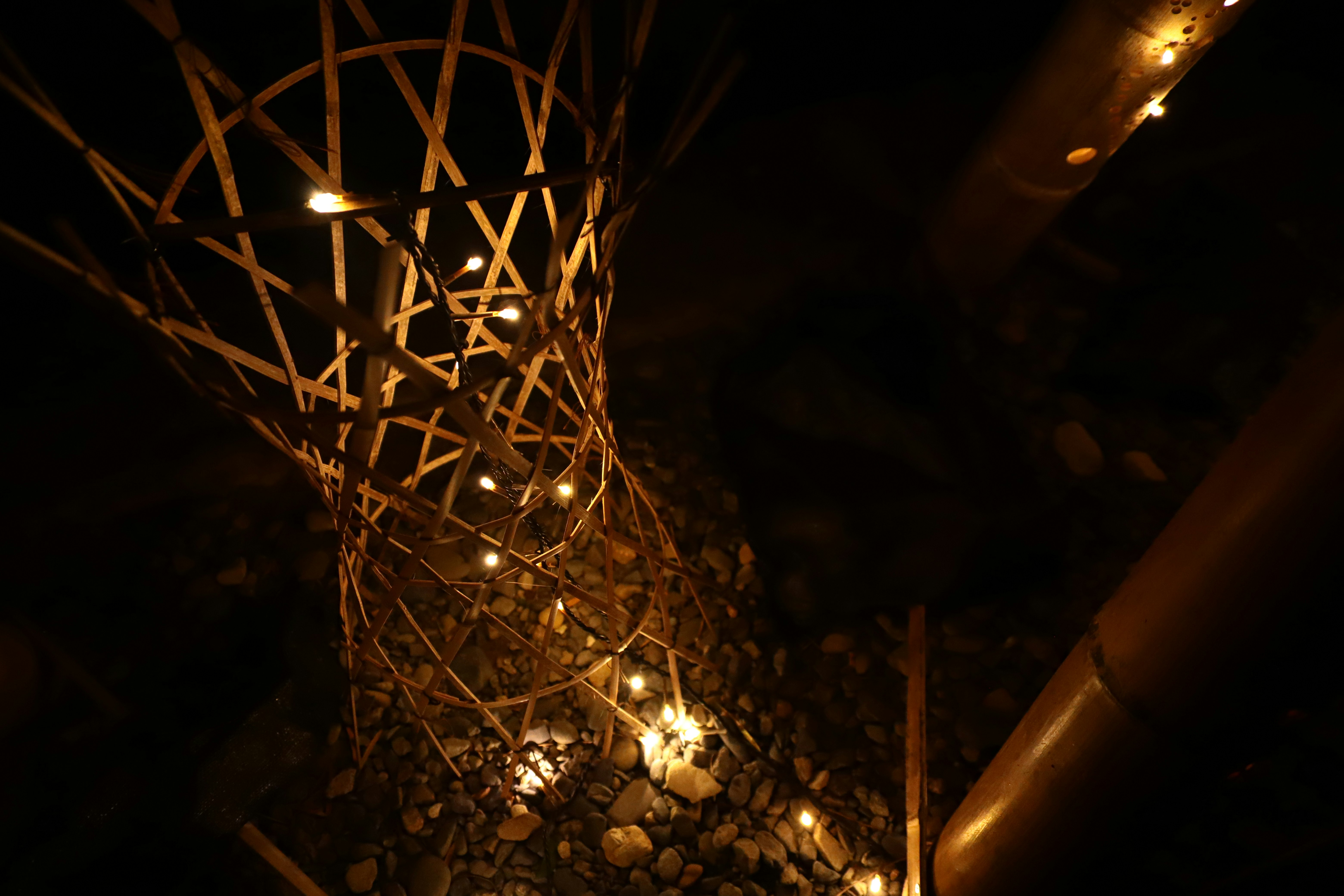 夜の屋外で照らされた金属フレームと石の路面