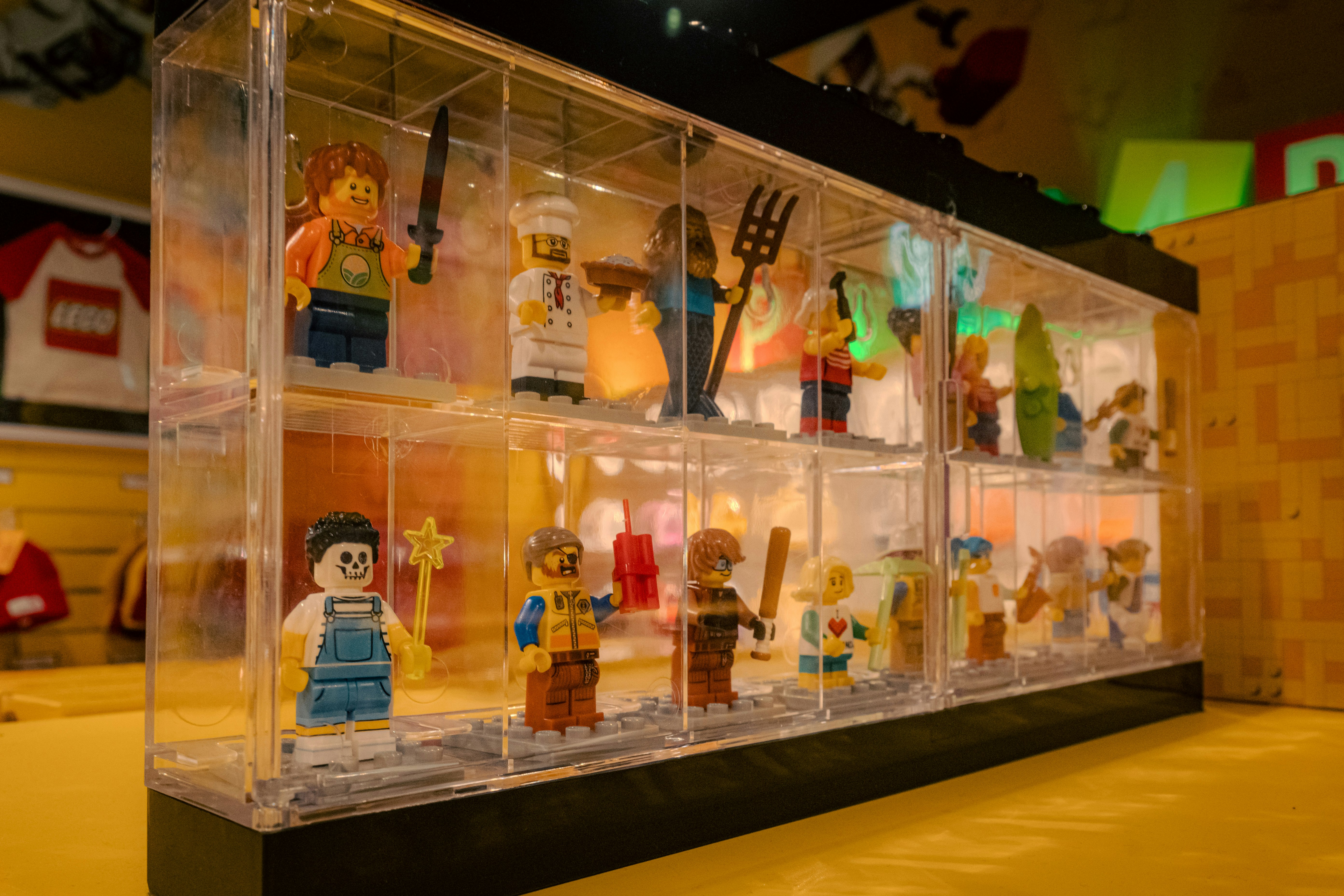 trưng bày các mini figure trong tủ kính
