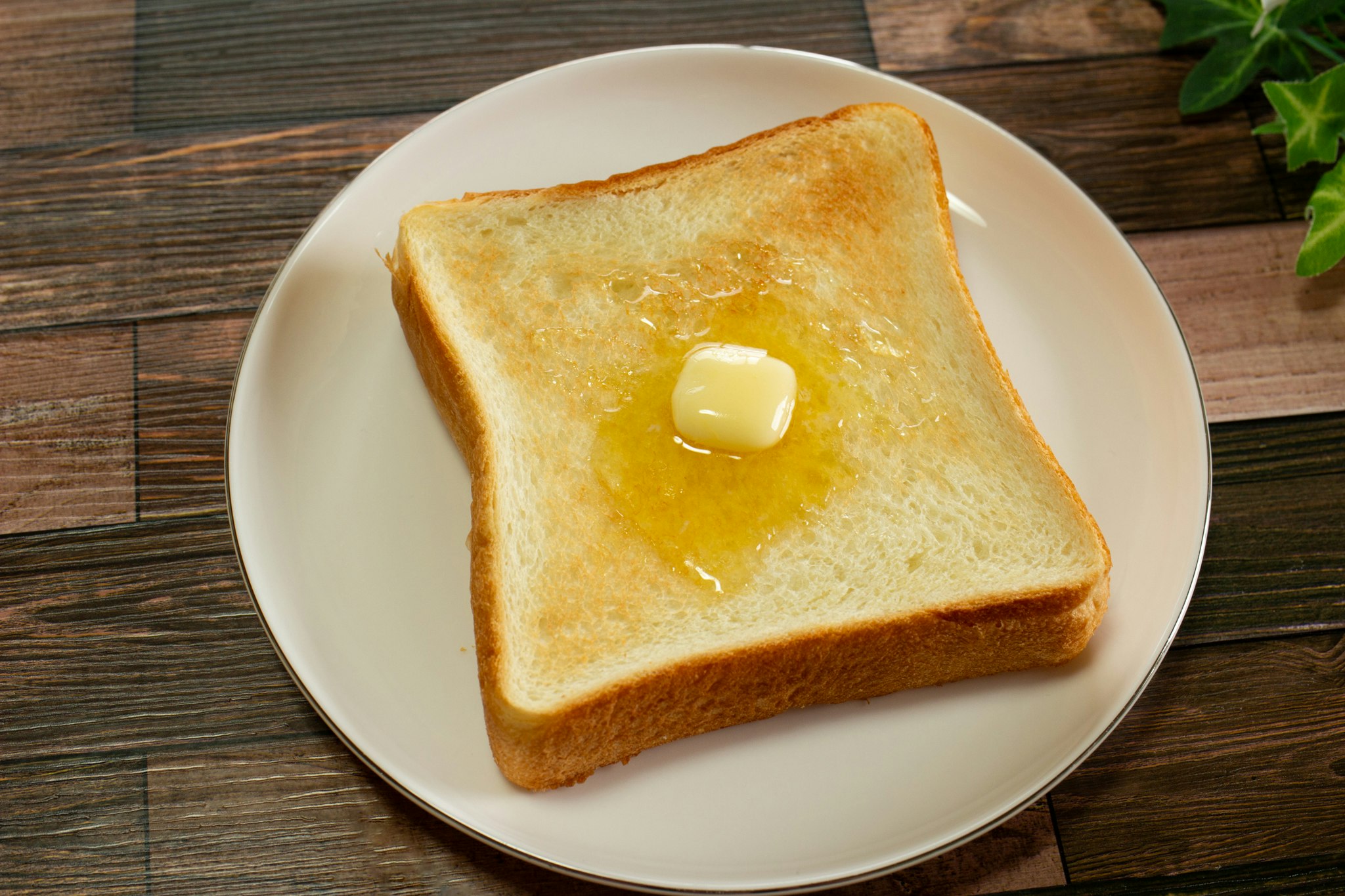 バターがのったトーストのある白い皿