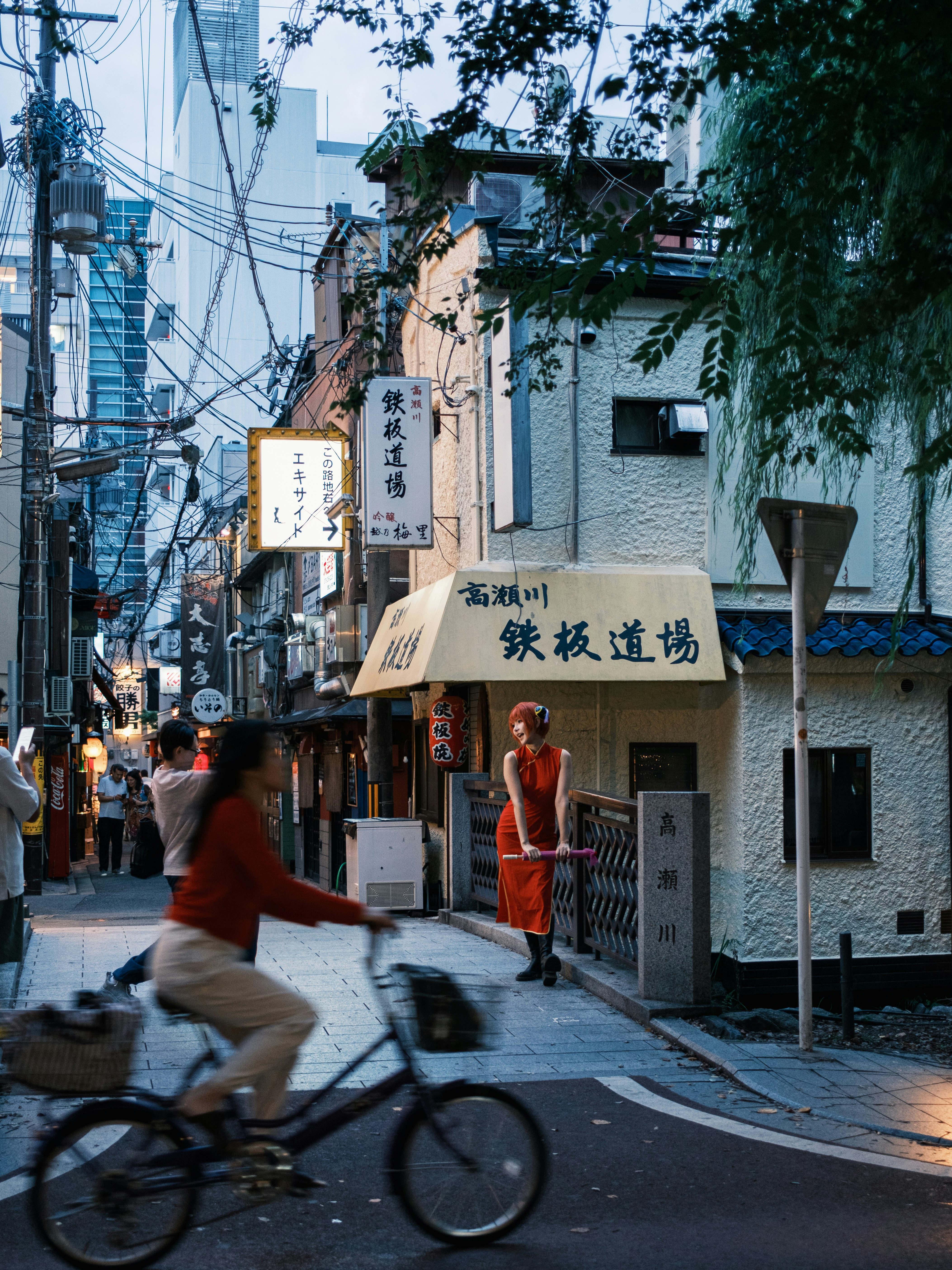 xe đạp và biển hiệu cửa hàng trong con hẻm Kyoto